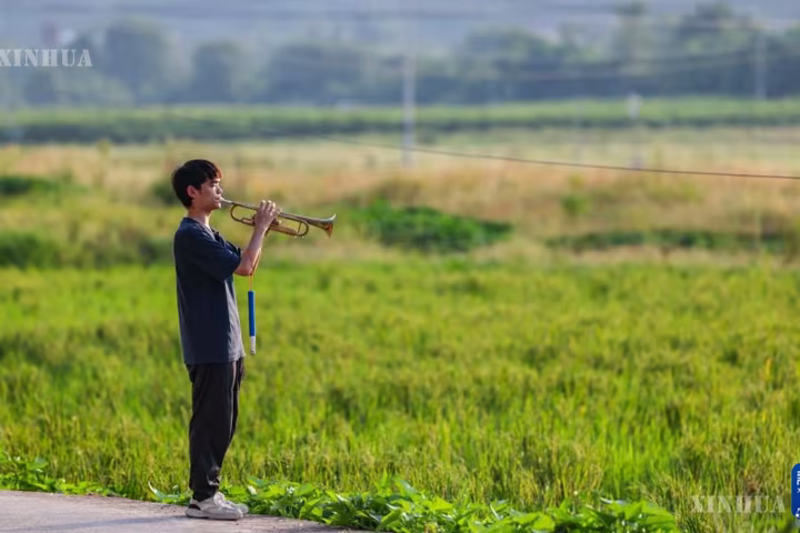 အမှောင်ထုကြားမှ ပေါ်ထွက်လာသော အိပ်မက်သံစဉ်