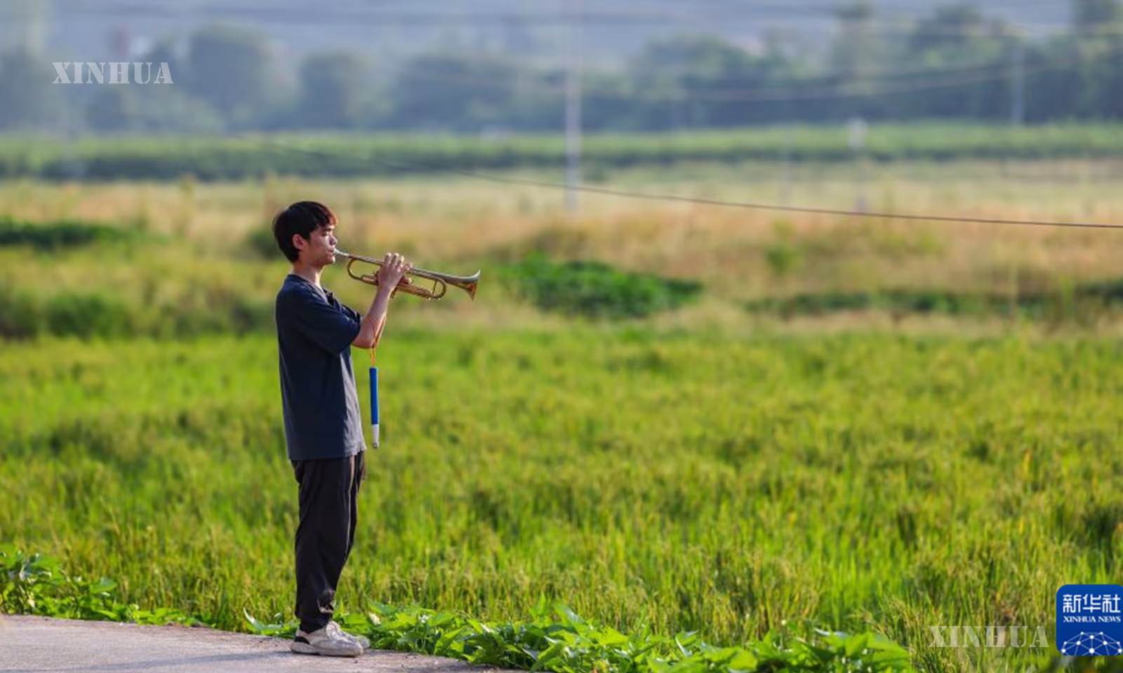 တရုတ်နိုင်ငံ ချုံချင့်မြို့ ထုန်လျန်ခရိုင် တာ့မြောင့်မြို့နယ် စွမ်းစိန့်ရွာ၌ အခန်းပြင်ပတွင် ထရမ်းပက် လေ့ကျင့်နေသော ဝမ်ထိုက်ဖန်ကို ၂၀၂၆ ခုနှစ် စက်တင်ဘာ ၅ ရက်က တွေ့ရစဉ် (ဆင်ဟွာ)