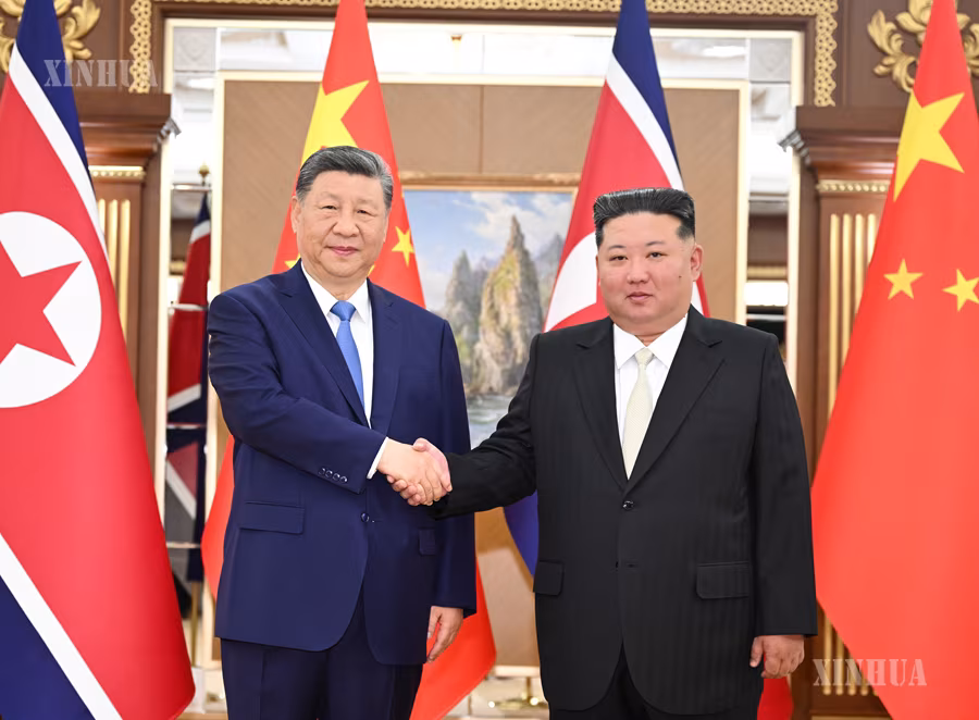 တရုတ်ကွန်မြူနစ်ပါတီ ဗဟိုကော်မတီ အထွေထွေအတွင်းရေးမှူးချုပ်၊ နိုင်ငံတော် သမ္မတ ရှီကျင့်ဖိန်နှင့် မြောက်ကိုရီးယားနိုင်ငံ ကိုရီးယားအလုပ်သမားပါတီ (WPK) အထွေထွေအတွင်းရေးမှူးချုပ်၊ နိုင်ငံတော်ရေးရာ ကော်မရှင် ဥက္ကဋ္ဌ ကင်ဂျုံအန်း တို့ ၂၀၂၆ ခုနှစ် ဇွန် ၈ ရက်တွင် မြောက်ကိုရီးယားနိုင်ငံ ပြုံယမ်းမြို့ရှိ Kumsusan နိုင်ငံတော် ဧည့်ဂေဟာ၌ တွေ့ဆုံဆွေးနွေးစဉ် (ဆင်ဟွာ)