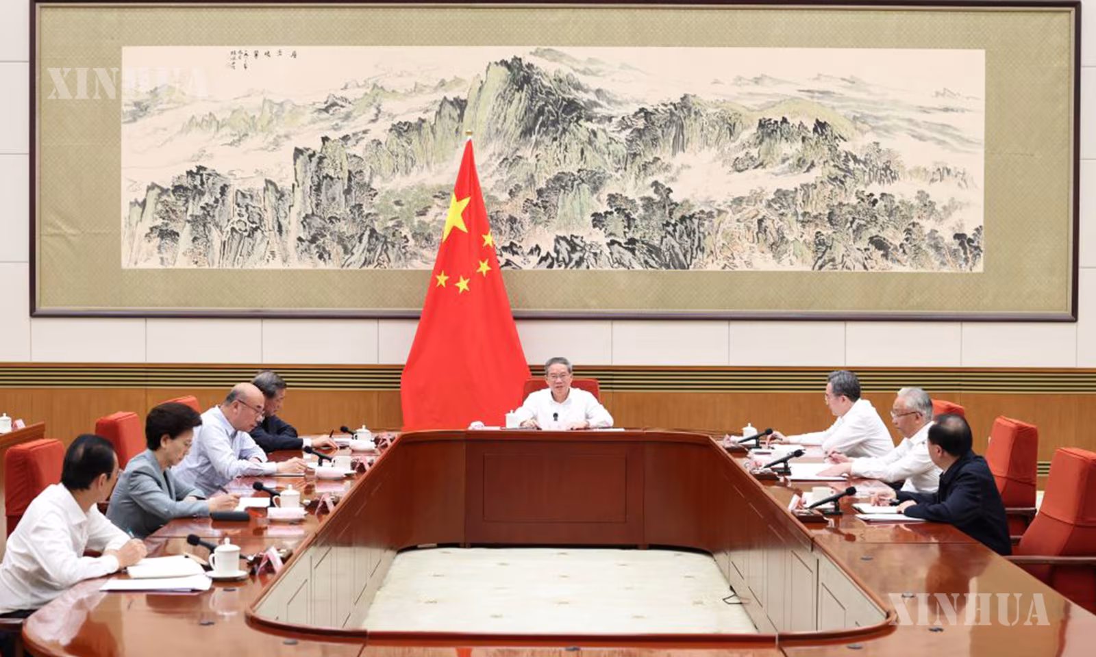 တရုတ်နိုင်ငံ ဝန်ကြီးချုပ် လီချန် အရည်အသွေးမြင့် မြို့ပြပြန်လည်မွမ်းမံတည်ဆောက်မှု မြှင့်တင်ရေးဆိုင်ရာ နိုင်ငံတော်ကောင်စီ လေ့လာသုံးသပ်ရေး အစည်းအဝေးအား သဘာပတိအဖြစ် ကြီးမှူးကျင်းပနေပုံကို ၂၀၂၆ ခုနှစ် စက်တင်ဘာ ၈ ရက်က တွေ့ရစဉ် (ဆင်ဟွာ)