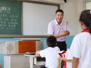 တောင်တန်းဒေသတွင် တံခါးဝမှ မျှော်လင့်ချက် စာသင်ခန်းအား စောင့်ရှောက်ခြင်း