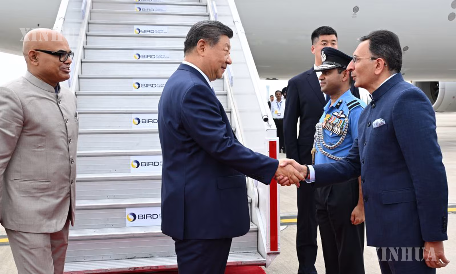 တရုတ်နိုင်ငံ သမ္မတ ရှီကျင့်ဖိန် ၁၈ ကြိမ်မြောက် BRICS နိုင်ငံအကြီးအကဲများ တွေ့ဆုံဆွေးနွေးပွဲတက်ရောက်ရန် ၂၀၂၆ ခုနှစ် စက်တင်ဘာ ၁၂ ရက်တွင် အထူးလေယာဉ်ဖြင့် အိန္ဒိယနိုင်ငံ နယူးဒေလီမြို့သို့ ရောက်ရှိလာရာ အိန္ဒိယနိုင်ငံ အစိုးရ အဆင့်မြင့်အရာရှိများက လှိုက်လှဲစွာ ကြိုဆိုစဉ် (ဆင်ဟွာ)