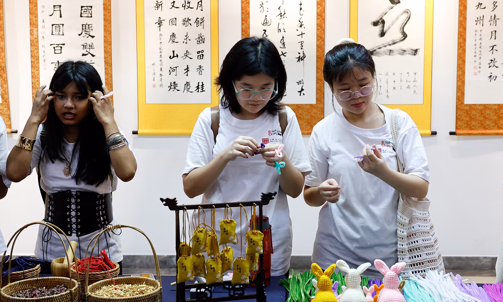 မြန်မာနိုင်ငံ ရန်ကုန်မြို့ တွင် ၂၀၂၆ ခုနှစ် စက်တင်ဘာ ၁၂ ရက်က ကျင်းပသည့် တရုတ်စာပေလက်ရေးလှလက်ရာပြပွဲနှင့် ဆောင်းဦးလယ် လမုန့်ပွဲတော် ကဗျာစာဆိုပွဲ မြင်ကွင်းကို တွေ့ရစဉ် (ဆင်ဟွာ)