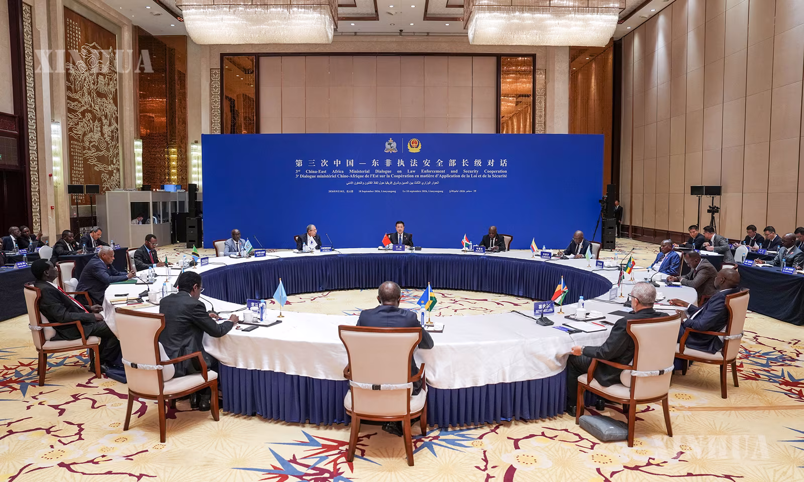 တတိယအကြိမ် တရုတ်-အရှေ့အာဖရိက တရားဥပဒေစိုးမိုးမှု လုံခြုံရေး ဝန်ကြီးအဆင့် တွေ့ဆုံဆွေးနွေးပွဲကို တရုတ်နိုင်ငံ ကျန်းဆူးပြည်နယ် လျင်ယွင်ကန်မြို့၌ ၂၀၂၆ ခုနှစ် စက်တင်ဘာ ၁၀ ရက်က ကျင်းပခဲ့ရာ တရုတ်နိုင်ငံ နိုင်ငံတော်ကောင်စီဝင်၊ ပြည်သူ့လုံခြုံရေးဝန်ကြီး ဝမ်ရှောင်ဟုန်နှင့် ရဝမ်ဒါနိုင်ငံ ပြည်ထဲရေးဝန်ကြီး Vincent Biruta တို့က တွေ့ဆုံဆွေးနွေးပွဲ ပူးတွဲဥက္ကဋ္ဌအဖြစ် ဆောင်ရွက်နေစဉ် (ဆင်ဟွာ)