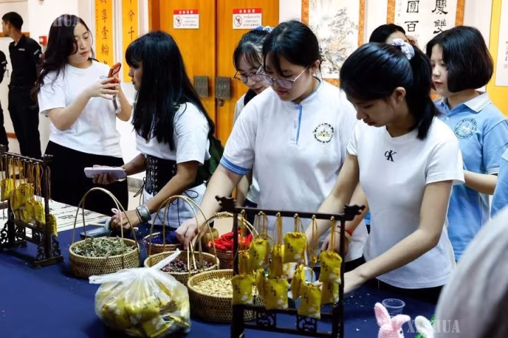 မြန်မာနိုင်ငံတွင် ဆောင်းဦးလယ်ပွဲတော် အထိမ်းအမှတ်အခမ်းအနား၌ တရုတ်ရိုးရာဓလေ့များဖြင့် ကြိုဆိုကျင်းပ