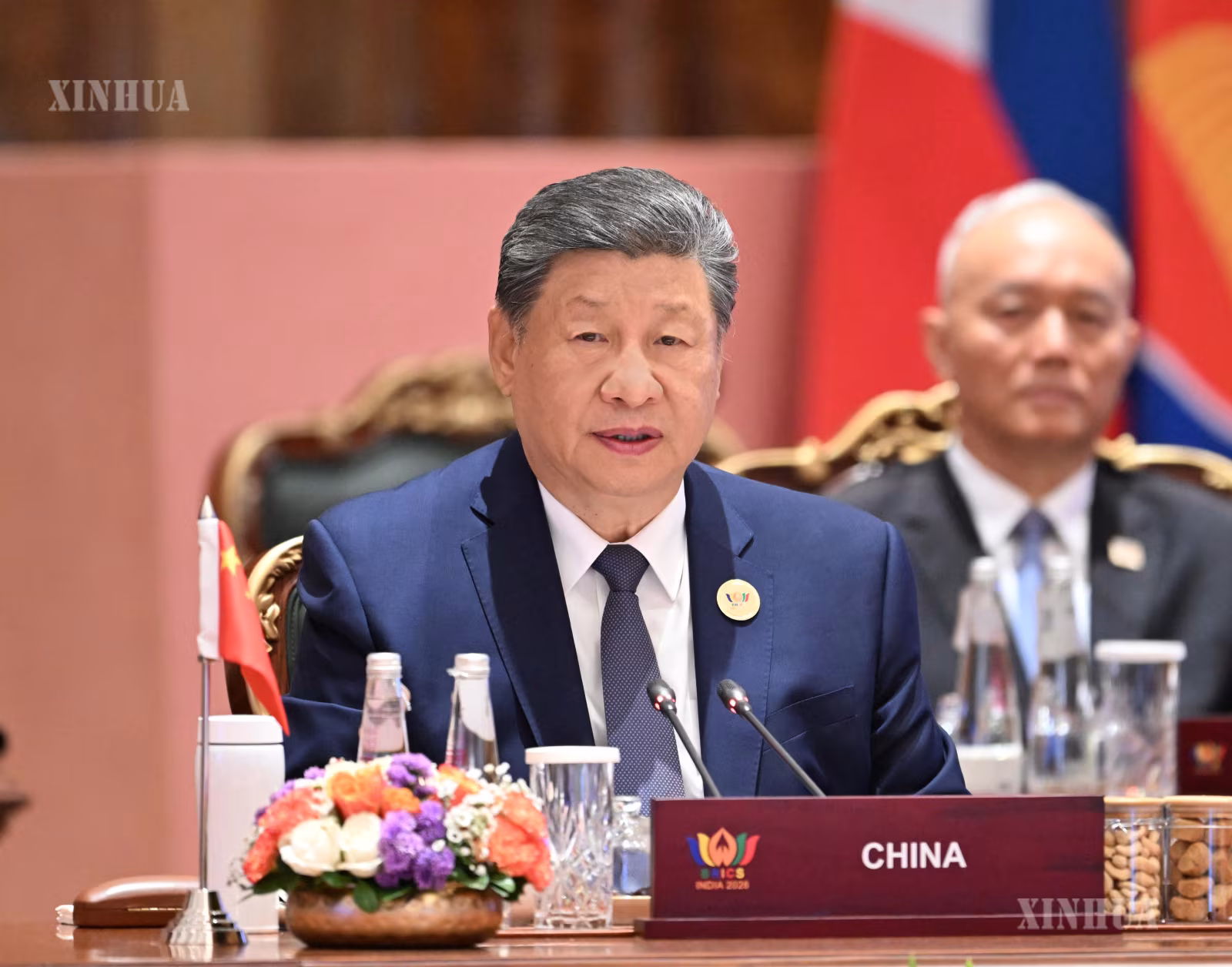 တရုတ်နိုင်ငံ သမ္မတ ရှီကျင့်ဖိန်က ၂၀၂၆ ခုနှစ် စက်တင်ဘာ ၁၃ ရက်တွင် အိန္ဒိယနိုင်ငံ နယူးဒေလီမြို့၌ ကျင်းပသော ၁၈ ကြိမ်မြောက် BRICS နိုင်ငံ အကြီးအကဲများ အစည်းအဝေး ဒုတိယအဆင့် ဆွေးနွေးပွဲ တက်ရောက်၍ “BRICS ပူးပေါင်းဆောင်ရွက်မှု အခြေခံအုတ်မြစ်အား အခိုင်အမာတည်ဆောက်၍ ကမ္ဘာ့တောင်ဘက်ခြမ်းအင်အားတောင့်တင်းစေခြင်း” ခေါင်းစဉ်ဖြင့် အရေးကြီးအမှာစကား ပြောကြားနေစဉ် (ဆင်ဟွာ)