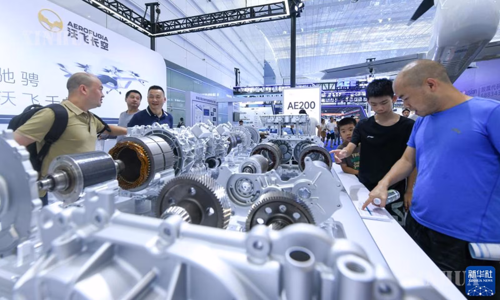 ပါဝါဘက်ထရီ စက်မှုကွင်းဆက်နှင့် ထောက်ပံ့မှုကွင်းဆက် အောင်မြင်မှုများ ပြသပွဲ လှုပ်ရှားမှုတွင် စွမ်းအင်သစ်မော်တော်ယာဉ်၏ 800V မော်တာနှစ်လုံးသုံးမောင်းနှင်စနစ်အကြောင်း လေ့လာကြည့်ရှုနေသော လာရောက်လေ့လာသူများကို ၂၀၂၆ ခုနှစ် စက်တင်ဘာ ၁ ရက်က တွေ့ရစဉ် (ဆင်ဟွာ)