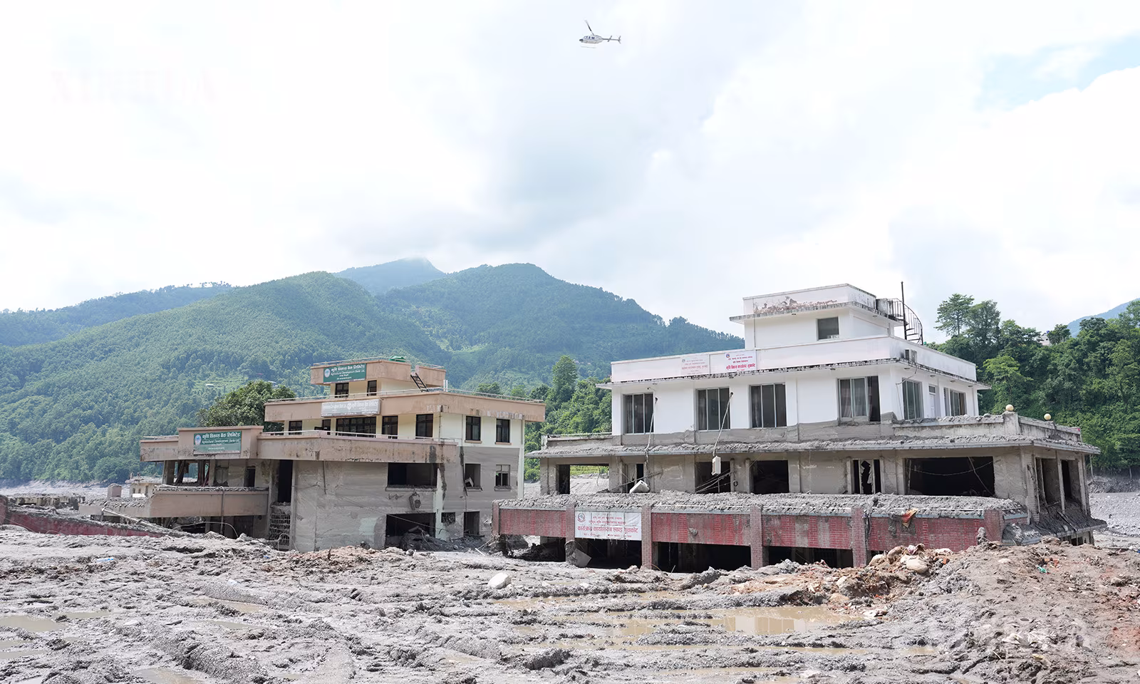 နီပေါနိုင်ငံ Nuwakot ခရိုင် Trishuli မြစ်တစ်လျှောက် ဘေးဒဏ်သင့်ဒေသမှ ဖြတ်သန်းသွားသော ကယ်ဆယ်ရေး ရဟတ်ယာဉ်တစ်စင်းကို ၂၀၂၆ ခုနှစ် ဩဂုတ် ၂၉ ရက်က တွေ့ရစဉ် (ဆင်ဟွာ)