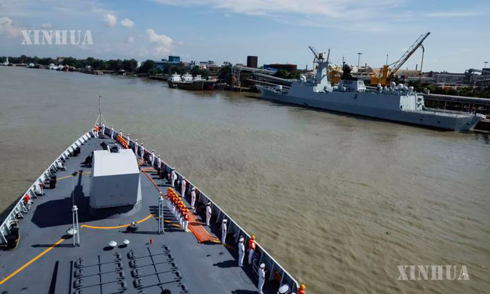 တရုတ်ပြည်သူ့လွတ်မြောက်ရေးတပ်မတော် (PLA) ရေတပ် ၄၈ ကြိမ်မြောက် ရေကြောင်းစောင့်ရှောက်ရေး ရေယာဉ်အုပ်စု ဘင်္ဂလားဒေ့ရှ်နိုင်ငံ စစ်တကောင်းဆိပ်ကမ်းသို့ ၂၀၂၆ ခုနှစ် စက်တင်ဘာ ၁၇ ရက်တွင် ရောက်ရှိလာစဉ် (ဆင်ဟွာ)