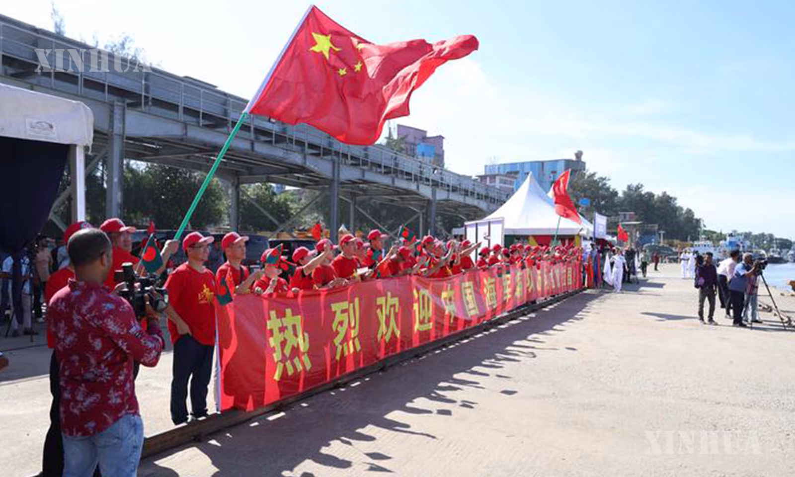 ဘင်္ဂလားဒေ့ရှ်နိုင်ငံ စစ်တကောင်းဆိပ်ကမ်း၌ လာရောက်ကြိုဆိုကြသူများအား ၂၀၂၆ ခုနှစ် စက်တင်ဘာ ၁၇ ရက်တွင် တွေ့ရစဉ် (ဆင်ဟွာ)