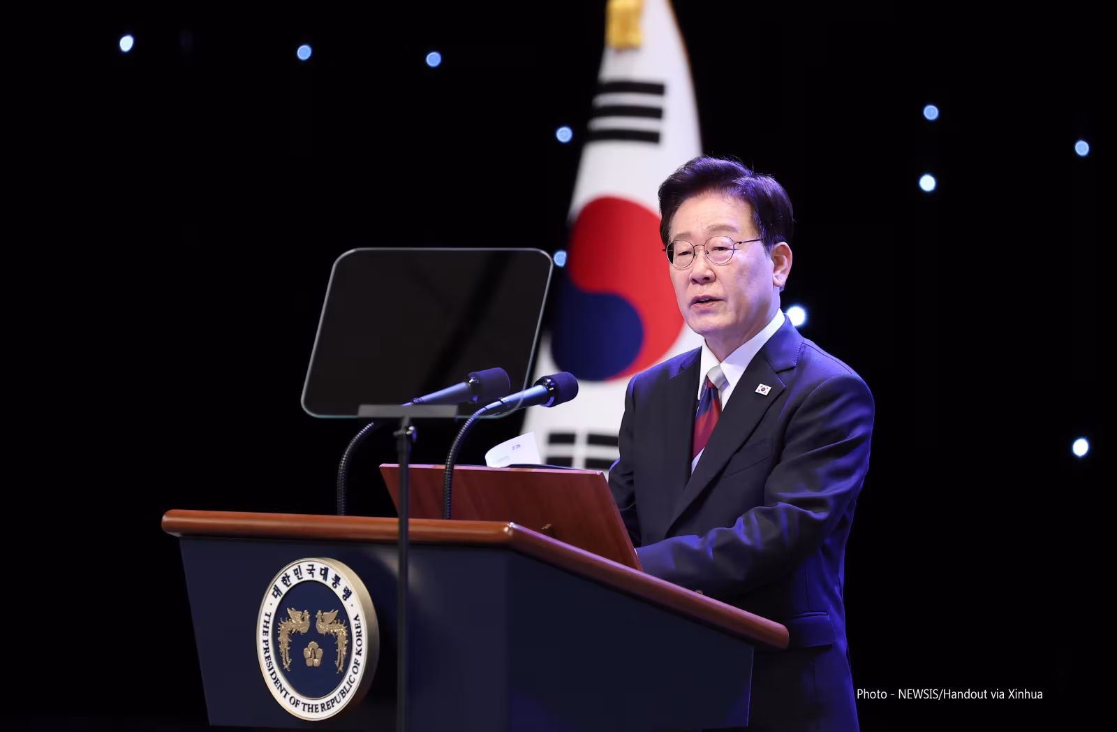 တောင်ကိုရီးယားနိုင်ငံ ဆိုးလ်မြို့ Sejong ယဉ်ကျေးမှုခန်းမ၌ တောင်ကိုရီးယားသမ္မတ လီဂျေမြောင် မိန့်ခွန်းပြောကြားနေသည်ကို ၂၀၂၆ ခုနှစ် ဩဂုတ် ၁၅ ရက်က တွေ့ရစဉ် (ဓာတ်ပုံ-NEWSIS/Handout via Xinhua)