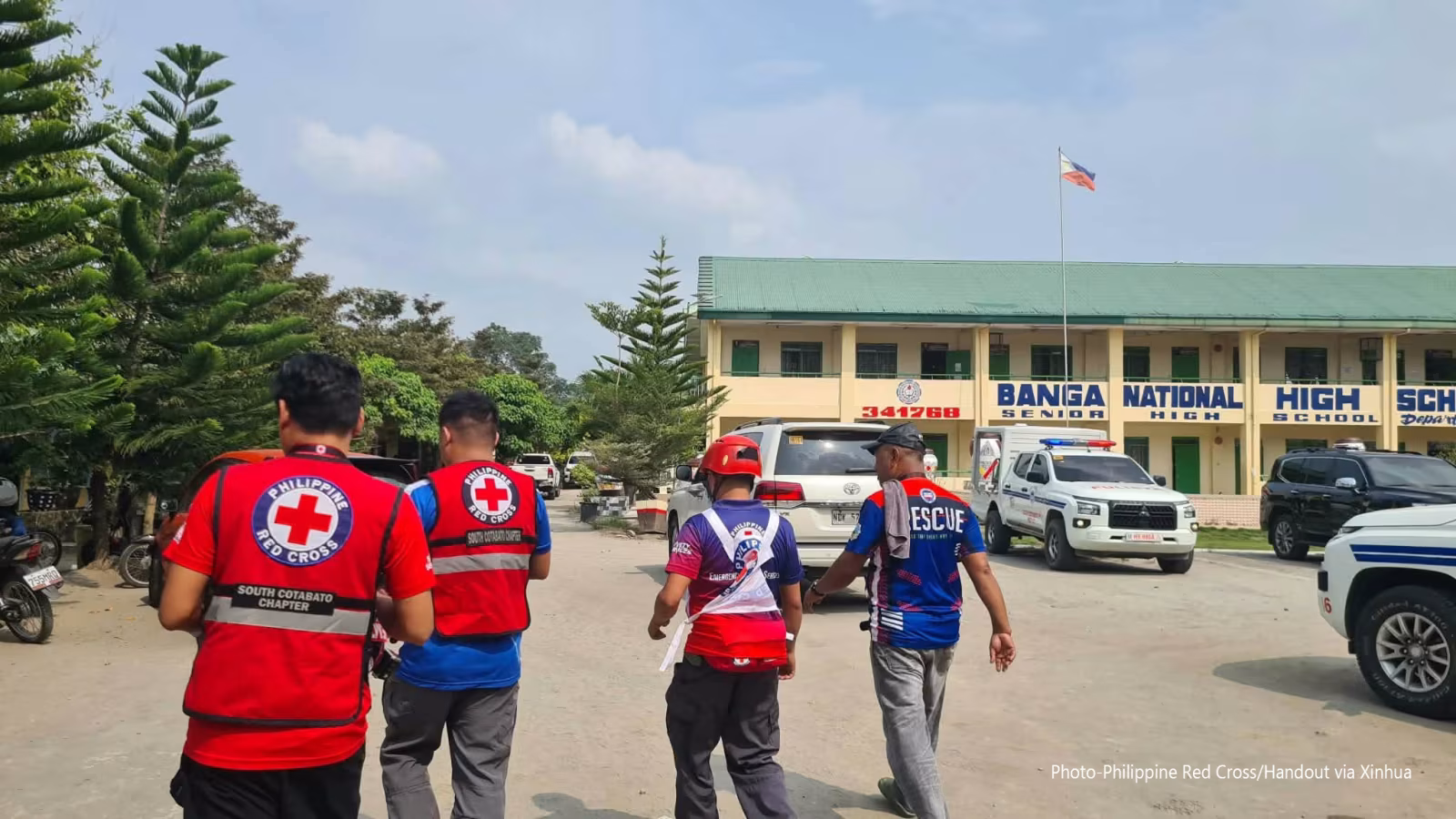 ဖိလစ်ပိုင်နိုင်ငံ တောင်ကိုတာဘာတိုပြည်နယ် ဘန်ဂါမြို့ရှိ အထက်တန်းကျောင်းတွင် သေနတ်ပစ်ခတ်မှုဖြစ်ပွားရာနေရာ၌ ဖိလစ်ပိုင် ကြက်ခြေနီအသင်းမှ စေတနာ့ဝန်ထမ်းများကို ၂၀၂၆ ခုနှစ် စက်တင်ဘာ ၁၈ ရက်က တွေ့ရစဉ် (ဓာတ်ပုံ-Philippine Red Cross/Handout via Xinhua)