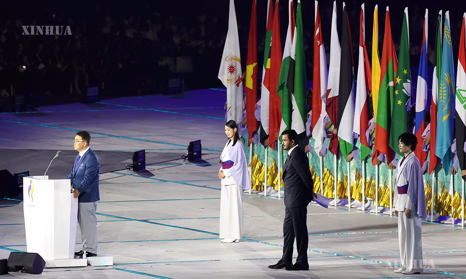 ဂျပန်နိုင်ငံ နိုဂိုယာမြို့၌ ကျင်းပသော ၂၀ ကြိမ်မြောက် အာရှအားကစားပြိုင်ပွဲ ဖွင့်ပွဲအခမ်းအနားတွင် အမှာစကားပြောကြားနေသည့် ဂျပန်နိုင်ငံ နာဂိုယာမြို့ အိုင်ချီခရိုင် အုပ်ချုပ်ရေးမှူး၊ အာရှအားကစားပြိုင်ပွဲ စီစဉ်ရေးကော်မတီ ဥက္ကဋ္ဌ Ohmura Hideaki (ဝဲဘက် ပထမ) ကို ၂၀၂၆ ခုနှစ် စက်တင်ဘာ ၁၉ ရက်က တွေ့ရစဉ် (ဆင်ဟွာ)