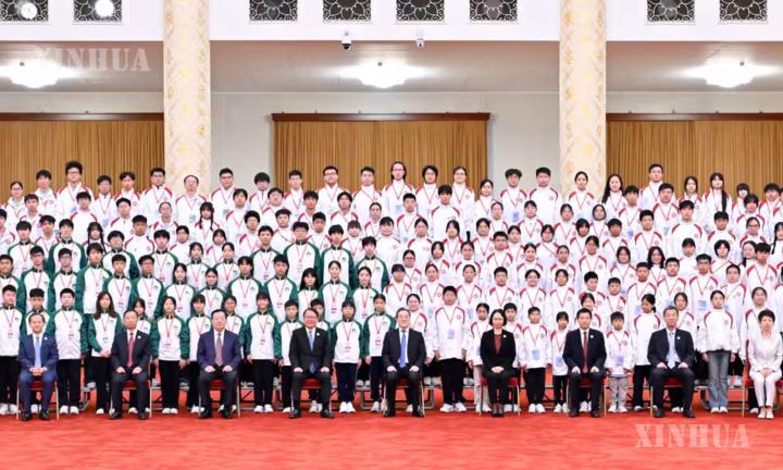 တရုတ်နိုင်ငံ ဒုတိယဝန်ကြီးချုပ်က ဟောင်ကောင်နှင့် မကာအိုမှ လူငယ်ကိုယ်စားလှယ်အဖွဲ့အား လက်ခံတွေ့ဆုံ
