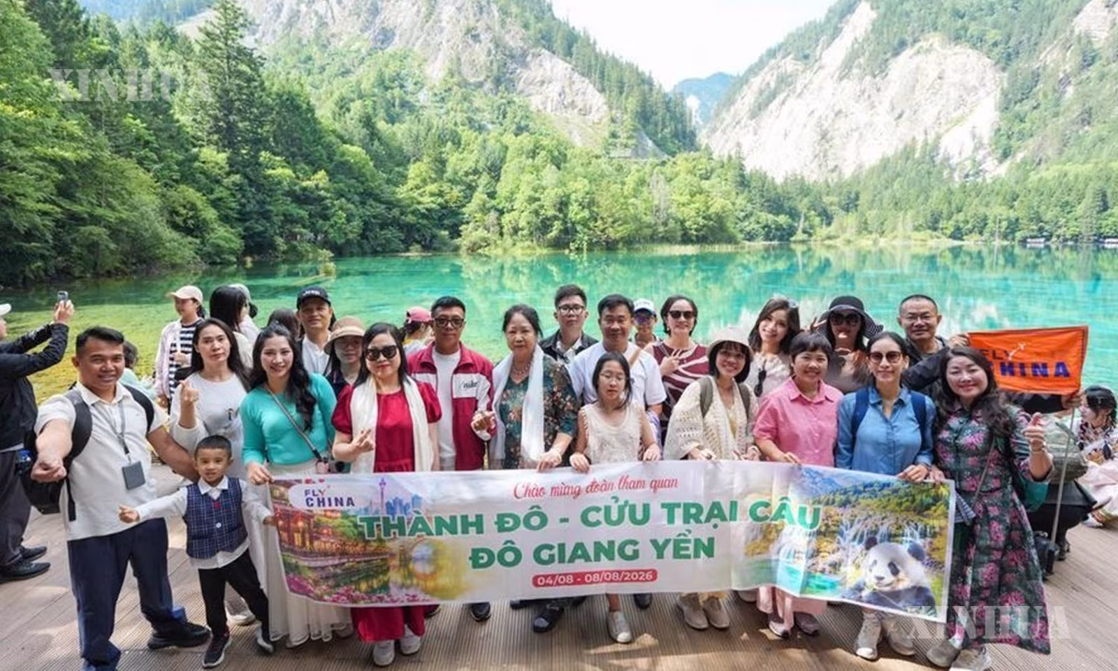 တရုတ်နိုင်ငံ အနောက်တောင်ပိုင်း စီချွမ်းပြည်နယ်ရှိ ကျိုကျိုက်ကိုး ရှုခင်းသာနေရာတွင် အဖွဲ့လိုက်အမှတ်တရဓာတ်ပုံရိုက်နေကြသည့် ဗီယက်နမ်နိုင်ငံမှ ခရီးသွားဧည့်သည်များကို ၂၀၂၆ ခုနှစ် ဩဂုတ် ၆ ရက်က တွေ့ရစဉ် (ဆင်ဟွာ)