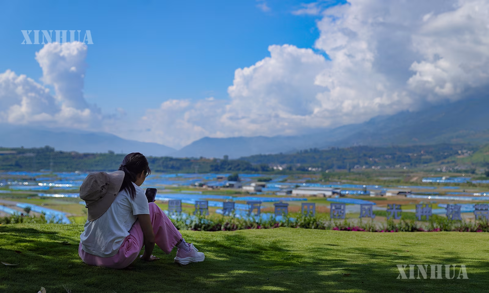 တရုတ်နိုင်ငံ ယူနန်ပြည်နယ် ပေါင်ဆန်းမြို့ ချန်းနင်ခရိုင် ခဲကျယ်မြို့နယ် ယွိတိလီဟေး ရေပူစမ်း တရုတ်မူ (Mu) ထောင်ချီ စိုက်ပျိုးမြေရှုခင်းသာ၌ အနားယူနေသော ခရီးသွားဧည့်သည်ကို ၂၀၂၆ ခုနှစ် စက်တင်ဘာ ၂၂ ရက်က တွေ့ရစဉ် (ဆင်ဟွာ)