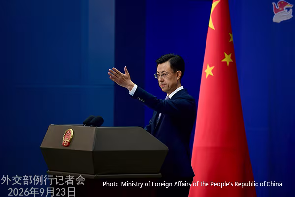 တရုတ်နိုင်ငံခြားရေးဝန်ကြီးဌာန ပြောခွင့်ရပုဂ္ဂိုလ် ကောကျားခွန်းအား ၂၀၂၆ ခုနှစ် စက်တင်ဘာ ၂၃ ရက်တွင် ကျင်းပသော ပုံမှန်သတင်းစာရှင်းလင်းပွဲ၌ တွေ့ရစဉ် (ဓာတ်ပုံ- Ministry of Foreign Affairs of the People’s Republic of China)