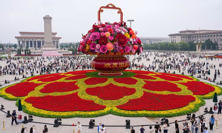 တရုတ်အမျိုးသားနေ့အတွက် ပန်းအလှဆင်မှုအသစ် လုပ်ဆောင်ရာ ချန်အန်းလမ်း တစ်လျှောက် ပန်းများဖြင့် ဝေဆာလှပနေ