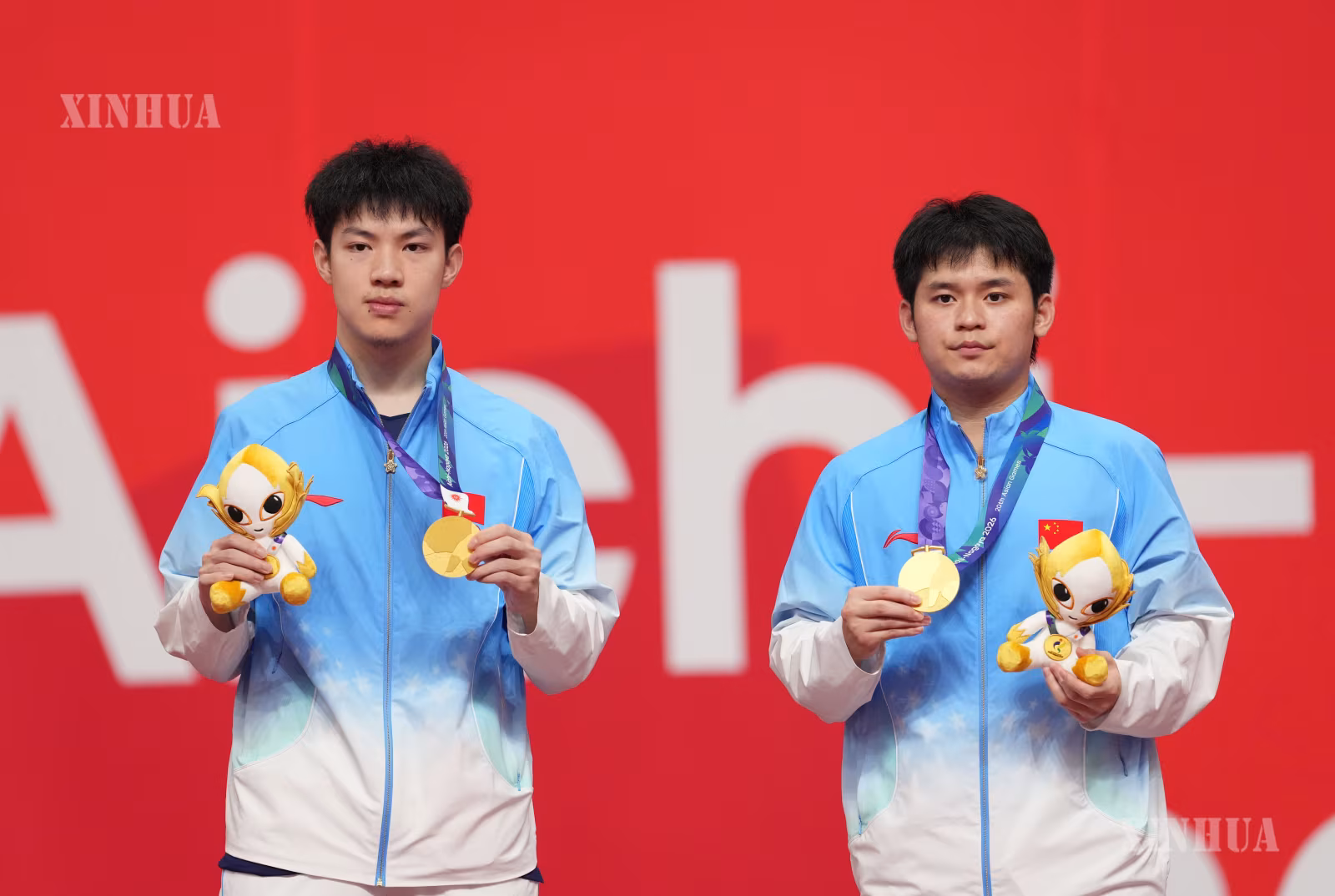 ၂၀၂၆ ခုနှစ် အိုင်ချိ-နာဂိုယာ အာရှအားကစားပြိုင်ပွဲ အမျိုးသား နှစ်ဦးတွဲ စားပွဲတင်တင်းနစ် ဖိုင်နယ်ပြိုင်ပွဲကို ၂၀၂၆ ခုနှစ် စက်တင်ဘာ ၂၇ ရက်တွင် ဂျပန်နိုင်ငံ နာဂိုယာမြို့ အိုင်ချိစီရင်စု၌ ကျင်းပခဲ့ရာ ရွှေတံဆိပ်ဆုရှင် တရုတ်အုပ်စု လျင်ရှီးတုန့် (ယာဘက်) နှင့် ဟွမ်ရိုကျိန့်တို့ကို ဆုချီးမြှင့်ပွဲ အခမ်းအနားတွင် တွေ့ရစဉ် (ဆင်ဟွာ)