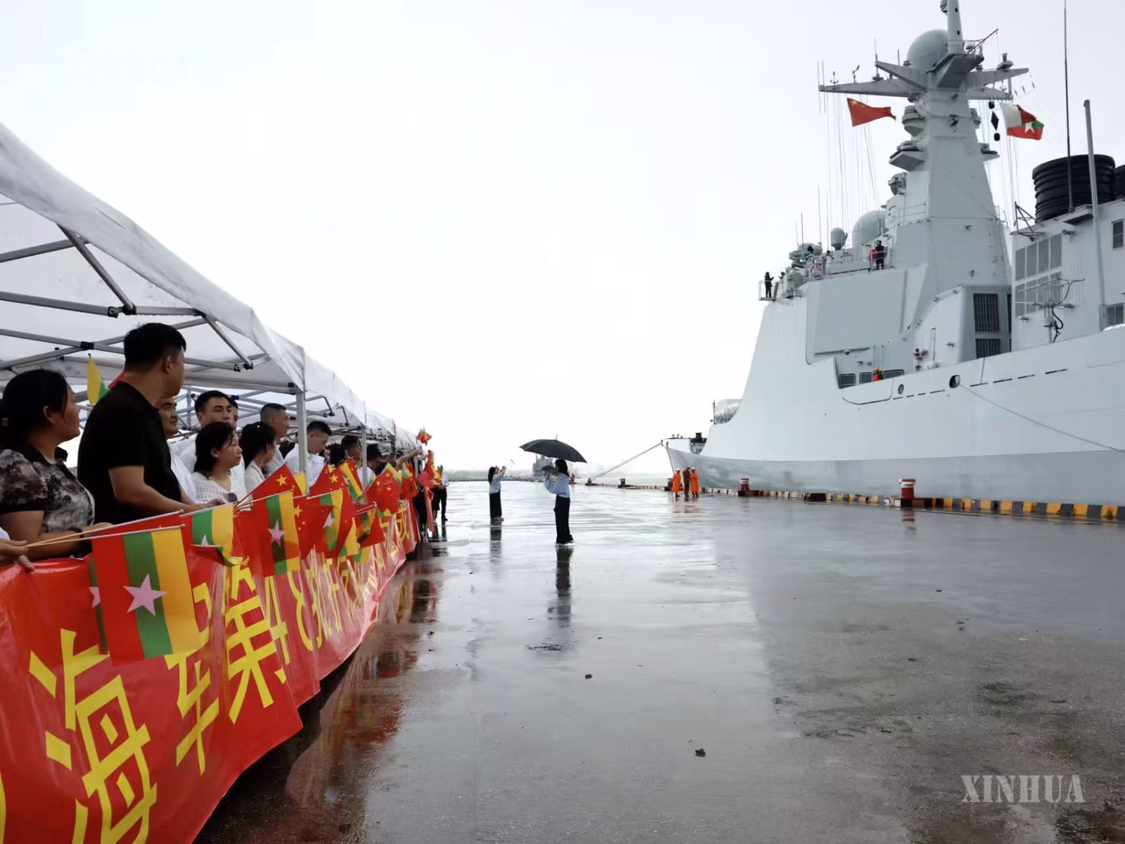 တရုတ်ပြည်သူ့လွတ်မြောက်ရေးတပ်မတော် (PLA) ရေတပ် ၄၈ ကြိမ်မြောက် ရေကြောင်းစောင့်ရှောက်ရေး ရေယာဉ်အုပ်စု မြန်မာနိုင်ငံ ရန်ကုန်ဆိပ်ကမ်းမှ ၂၀၂၆ ခုနှစ် စက်တင်ဘာ ၂၈ ရက်တွင် ထွက်ခွာနေစဉ် (ဆင်ဟွာ)