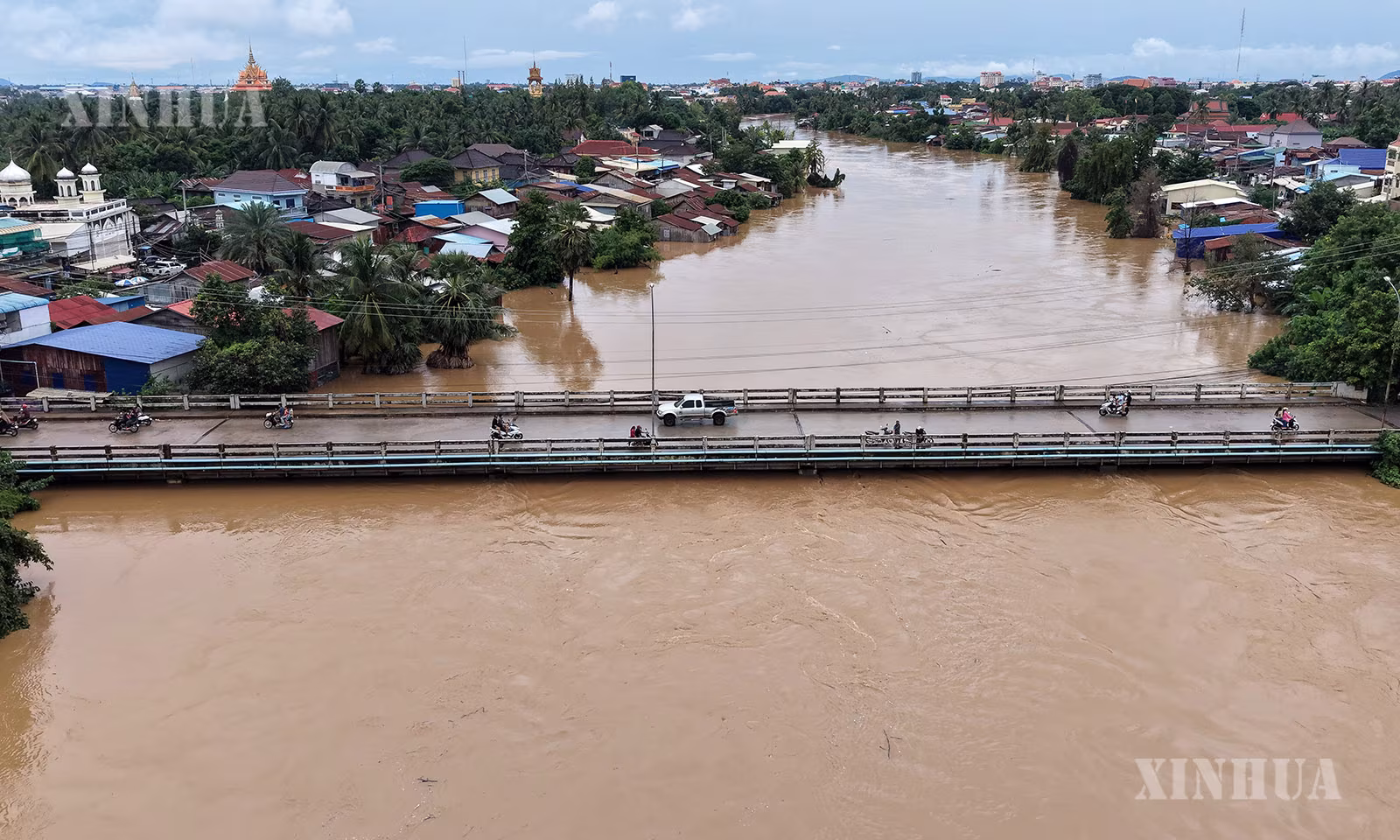 ကမ္ဘောဒီးယားနိုင်ငံ ဘတ်တမ်ဘန်း ပြည်နယ် ဘတ်တမ်ဘန်းမြို့တွင် ရေကြီးရေလျှံမှုဖြစ်ပွားနေသော ဧရိယာကို ၂၀၂၆ ခုနှစ် စက်တင်ဘာ ၂၆ ရက်က တွေ့ရစဉ် (ဆင်ဟွာ)