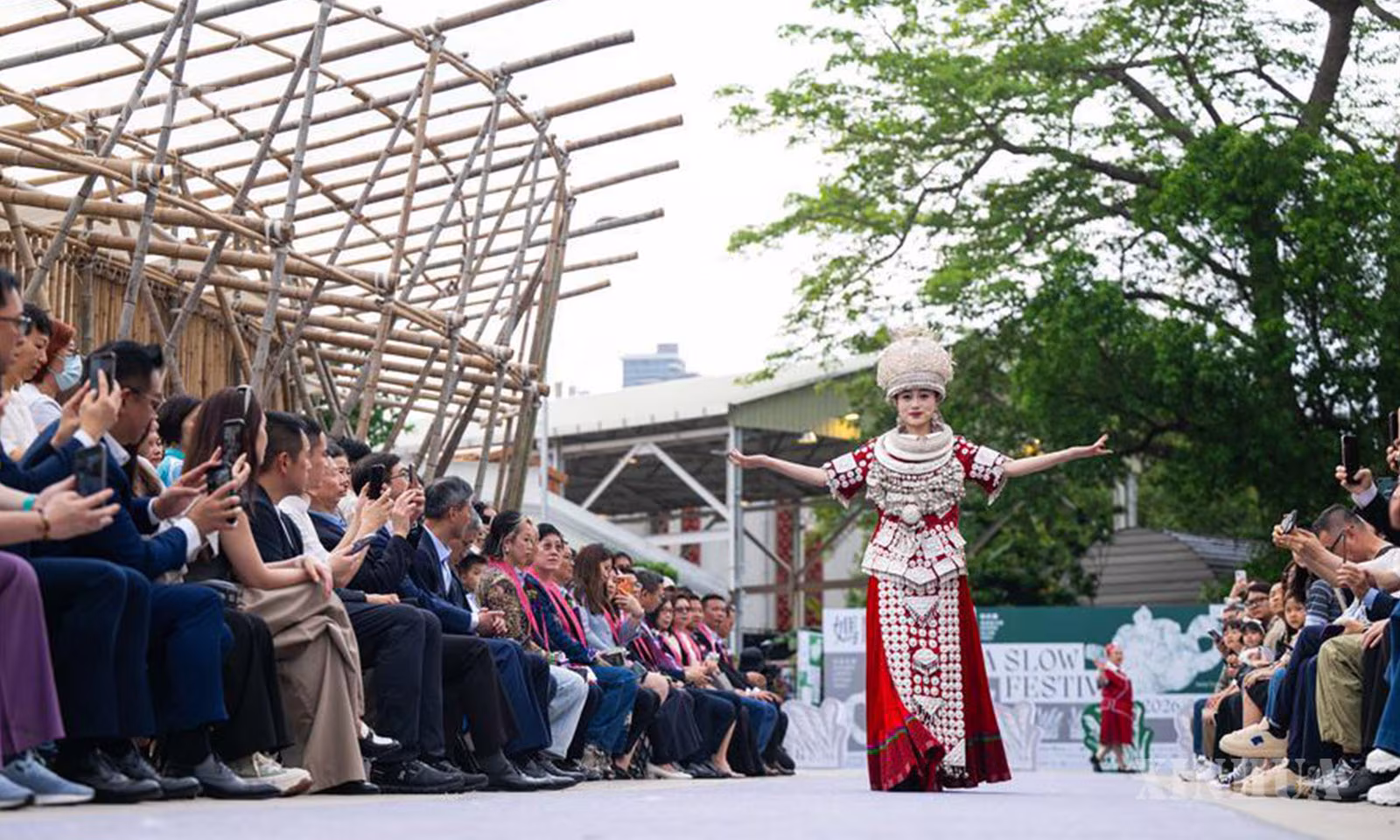 တရုတ်နိုင်ငံ တောင်ပိုင်း မကာအိုအထူးအုပ်ချုပ်ခွင့်ရဒေသတွင် ကျင်းပသည့် Barra Slow ပွဲတော်၌ တိုင်းရင်းသားဝတ်စုံ ဝတ်ဆင်ပြသနေသော မော်ဒယ်တစ်ဦးကို ၂၀၂၆ ခုနှစ် မေ ၁ ရက်က တွေ့ရစဉ် (ဆင်ဟွာ)