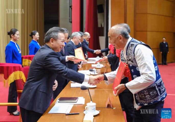 တရုတ်နိုင်ငံ၏ ခေတ်မီတိုးတက်ရေးလုပ်ငန်းစဉ်တွင် ဟောင်ကောင်၊ မကာအို၊ ထိုင်ဝမ်မှ တရုတ်လူမျိုးများနှင့် ပြည်ပရောက် တရုတ်နွယ်ဖွားများ ပါဝင်ဆောင်ရွက်နိုင်ရေး ပံ့ပိုးကူညီမှုများပြုလုပ်ရန် တိုက်တွန်း