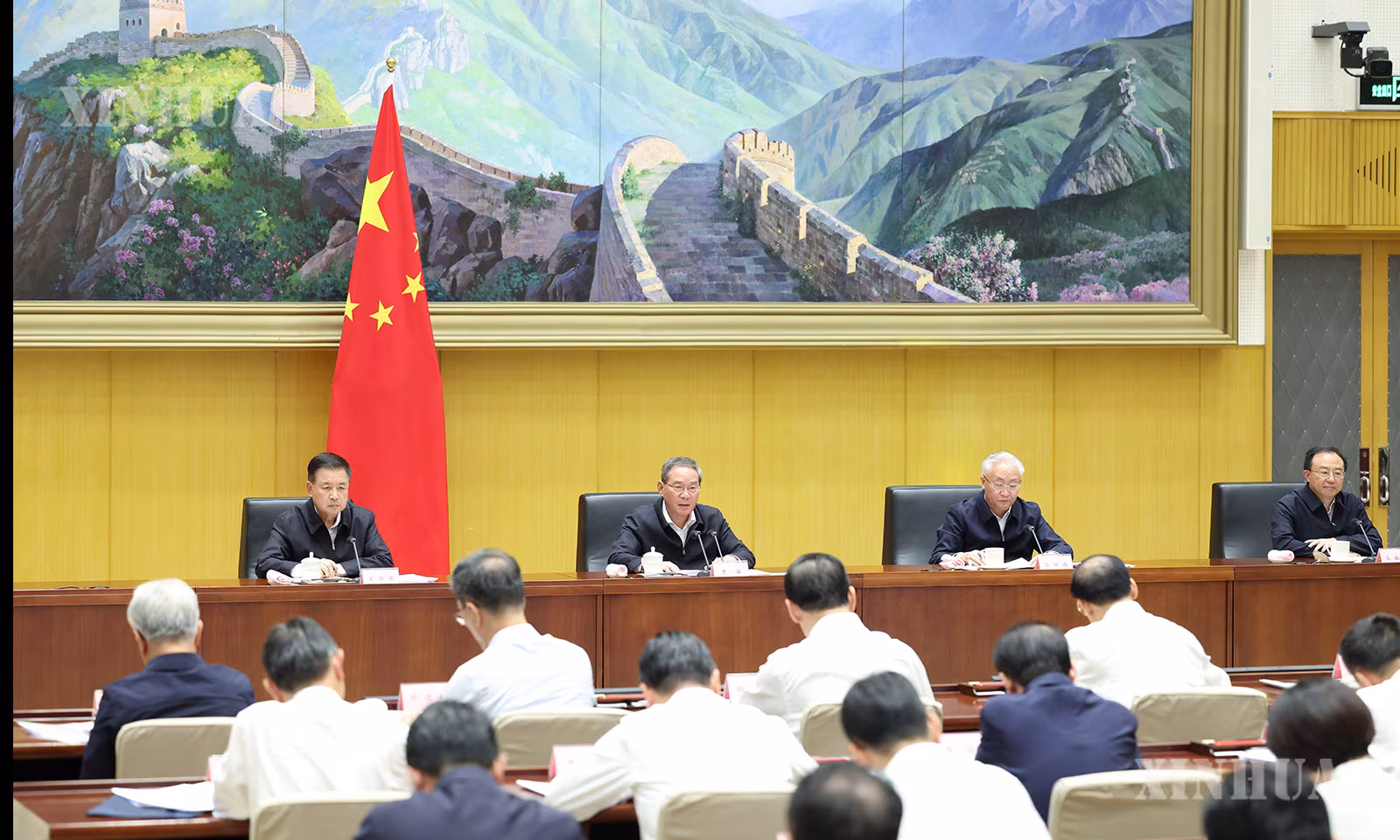တရုတ်ကွန်မြူနစ်ပါတီ ဗဟိုကော်မတီ နိုင်ငံရေးဗျူရို အမြဲတမ်းကော်မတီဝင်၊ တရုတ်နိုင်ငံ ဝန်ကြီးချုပ် လီချန် လုပ်ငန်းခွင်ဘေးကင်းလုံခြုံရေးနှင့် စပ်လျဉ်း၍ နိုင်ငံလုံးဆိုင်ရာ ဗီဒီယိုကွန်ဖရင့်စ် ဆွေးနွေးပွဲသို့ တက်ရောက်နေပုံကို ၂၀၂၆ ခုနှစ် စက်တင်ဘာ ၂၈ ရက်က တွေ့ရစဉ် (ဆင်ဟွာ)