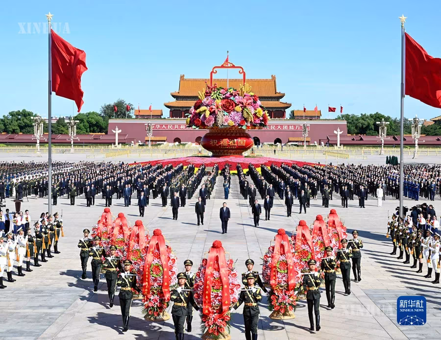 တရုတ်ကွန်မြူနစ်ပါတီနှင့် နိုင်ငံအကြီးအကဲများ ဖြစ်ကြသော ရှီကျင့်ဖိန်၊ လီချန်၊ ကျောက်လဲ့ကျိ၊ ဝမ်ဟုနင်၊ ချိုက်ချီ၊ တင်းရွှဲရှန်၊ လီရှီး၊ ဟန်ကျိန့် တို့ တရုတ်နိုင်ငံ ပေကျင်းမြို့ ထျန်းအန်းမန်ရင်ပြင်သို့ လာရောက်၍ အာဇာနည်နေ့ ပြည်သူ့အာဇာနည်များအား ပန်းခြင်းဖြင့် ဂါရဝပြုခြင်း အခမ်းအနားသို့ တက်ရောက်နေသည်ကို ၂၀၂၃ ခုနှစ် စက်တင်ဘာ ၃၀ ရက် နံနက်ပိုင်းက တွေ့ရစဉ် (ဆင်ဟွာ)