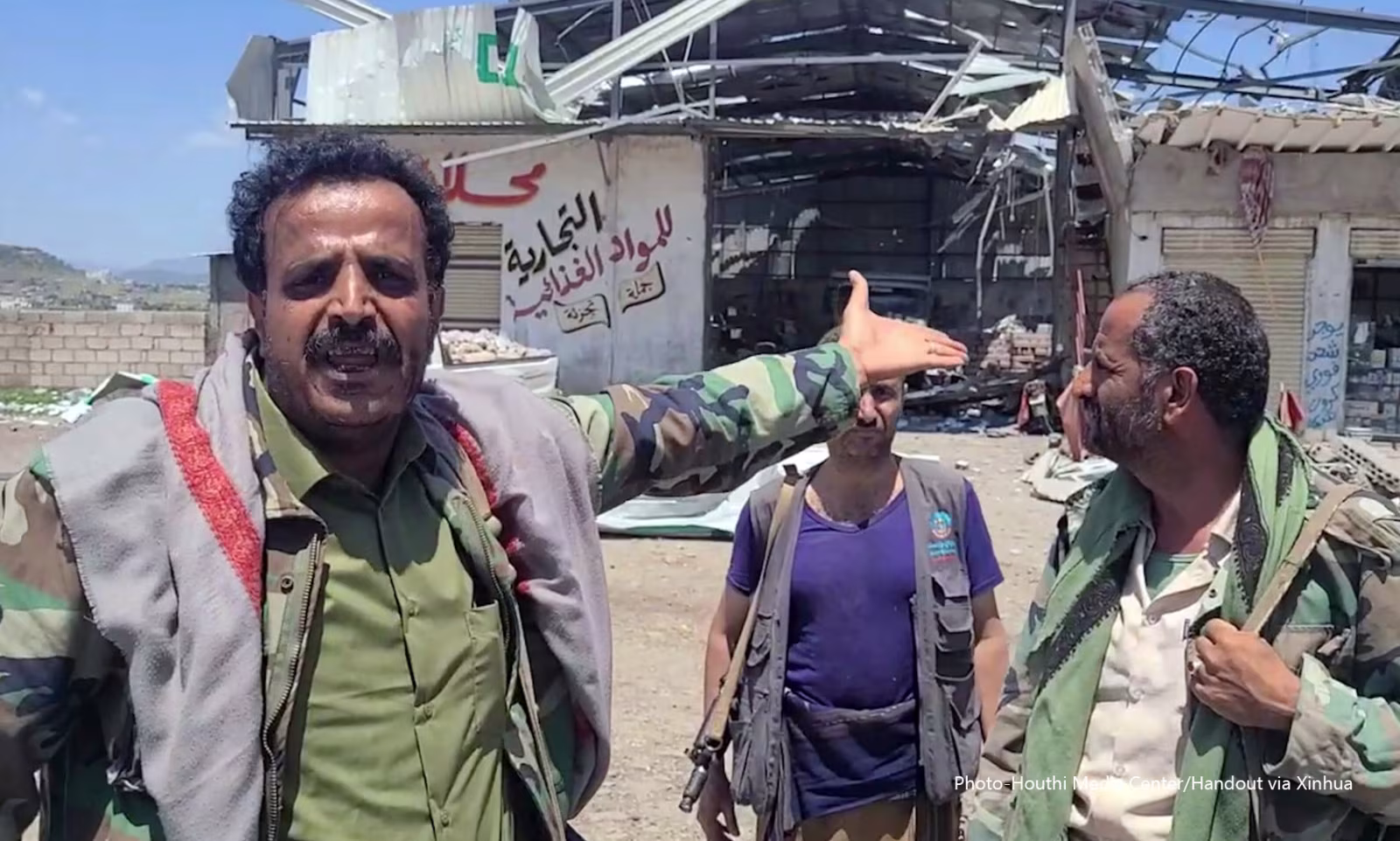 ယီမင်နိုင်ငံ Taiz ပြည်နယ်၌ လေကြောင်းတိုက်ခိုက်မှုကြောင့် ပျက်စီးသွားသော အဆောက်အဦများအနီးတွင် လူများစုဝေးနေသည်ကို ၂၀၂၆ ခုနှစ် စက်တင်ဘာ ၂၇ ရက်က တွေ့ရစဉ် (ဓာတ်ပုံ- Houthi Media Center/Handout via Xinhua)