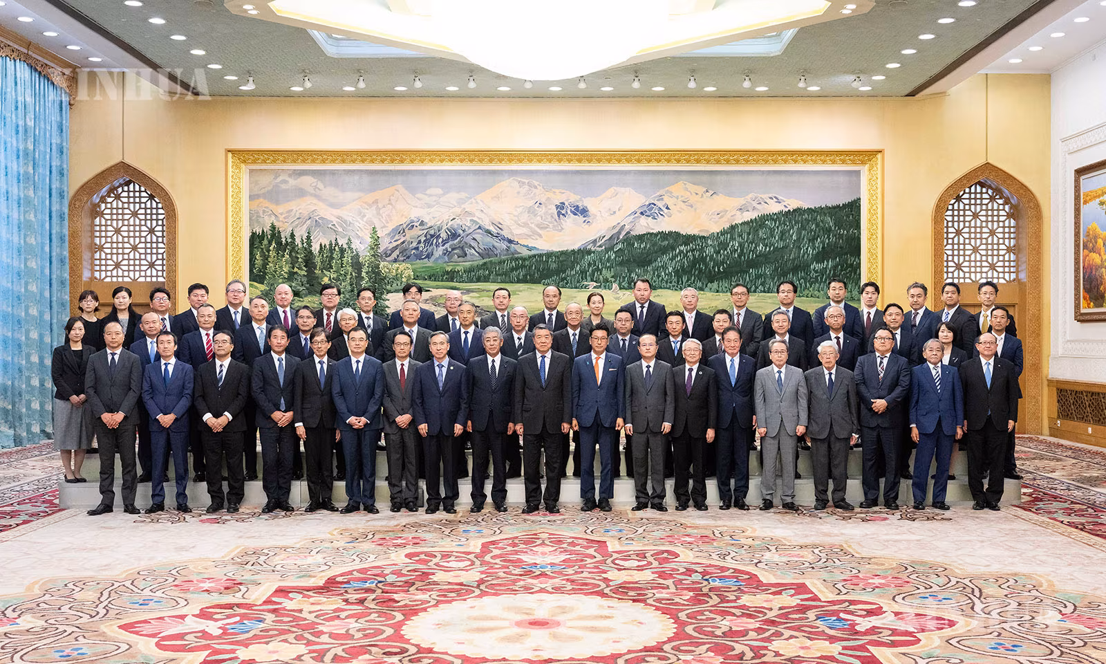 တရုတ်နိုင်ငံ ပေကျင်းမြို့ ပြည်သူ့ခန်းမဆောင်၌ တရုတ်ကွန်မြူနစ်ပါတီ ဗဟိုကော်မတီ နိုင်ငံရေးဗျူရိုအဖွဲ့ဝင်၊ နိုင်ငံတော်ကောင်စီ ဒုတိယဝန်ကြီးချုပ် ဟယ်လိဖုန်းနှင့် ဂျပန်နိုင်ငံ နိုင်ငံတကာ ကုန်သွယ်မှုမြှင့်တင်ရေးအသင်း (JAPIT) တရုတ်နိုင်ငံခရီးစဉ် ကိုယ်စားလှယ်အဖွဲ့ ၂၀၂၆ ခုနှစ် စက်တင်ဘာ ၂၉ ရက်က တွေ့ဆုံစဉ် (ဆင်ဟွာ)