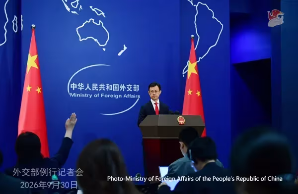 တရုတ်နိုင်ငံခြားရေးဝန်ကြီးဌာန ပြောခွင့်ရပုဂ္ဂိုလ် ကောကျားခွန်းအား ၂၀၂၆ ခုနှစ် စက်တင်ဘာ ၃၀ ရက်တွင် ကျင်းပသော ပုံမှန်သတင်းစာရှင်းလင်းပွဲ၌ တွေ့ရစဉ် (ဓာတ်ပုံ- Ministry of Foreign Affairs of the People’s Republic of China)