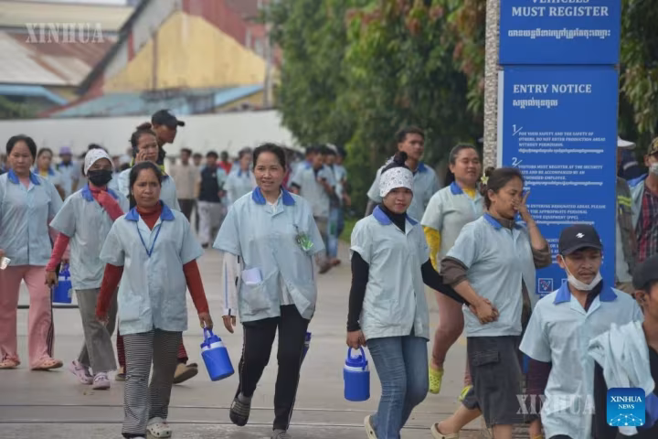 ကမ္ဘောဒီးယားနိုင်ငံ၌ အထည်ချုပ်လုပ်သားများ၏ ၂၀၂၇ ခုနှစ်အတွက် အနည်းဆုံး လုပ်ခလစာ တိုးမြှင့်သတ်မှတ်