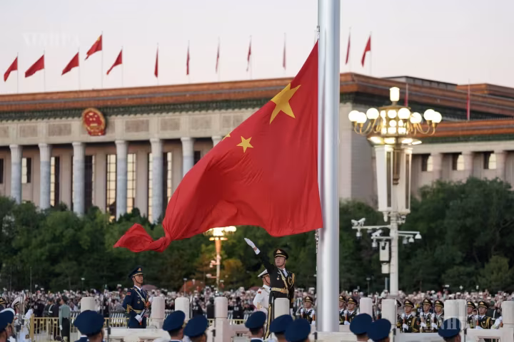 တရုတ်ပြည်သူ့သမ္မတနိုင်ငံ တည်ထောင်ခြင်း ၇၇ နှစ်မြောက် အထိမ်းအမှတ်ကို ကြိုဆို ဂုဏ်ပြုသောအားဖြင့် နိုင်ငံများစွာမှ လူပုဂ္ဂိုလ်များက တရုတ်နိုင်ငံ၏ ဖွံ့ဖြိုးတိုးတက် အောင်မြင်မှုများကို များစွာတန်ဖိုးထား ချီးကျူး