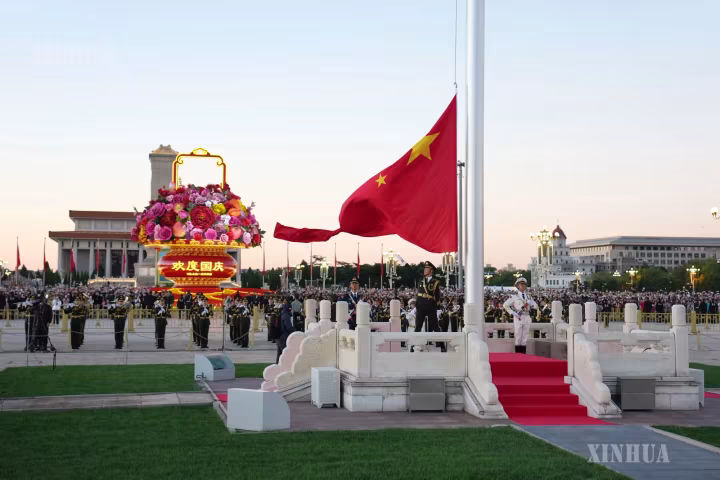 တရုတ်အမျိုးသားနေ့ အလံတင်အခမ်းအနားကို ထျန်းအန်းမန်ရင်ပြင်၌ ကျင်းပ