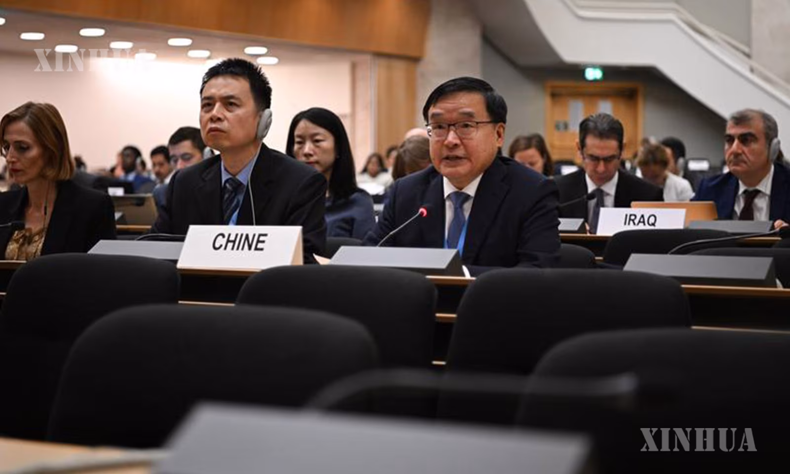 ကုလသမဂ္ဂဆိုင်ရာ (ဂျီနီဗာရုံး) တရုတ်နိုင်ငံ အမြဲတမ်းကိုယ်စားလှယ်နှင့် ဆွစ်ဇာလန် အခြေစိုက် အခြား နိုင်ငံတကာအဖွဲ့အစည်းများ ကိုယ်စားလှယ် ကျာကွေ့တယ်က ၂၀၂၆ ခုနှစ် စက်တင်ဘာ ၃၀ ရက်တွင် ပြုလုပ်သည့် ကုလသမဂ္ဂ လူ့အခွင့်အရေးကောင်စီ၏ ၆၃ ကြိမ်မြောက် အစည်းအဝေး၌ နိုင်ငံ ၇၁ နိုင်ငံကို ကိုယ်စားပြုကာ နိုင်ငံတကာ လူ့အခွင့်အရေး စီမံခန့်ခွဲမှု ချိန်ညှိတည့်မတ်ရေးနှင့်စပ်လျဉ်း၍ အတူဆွေးနွေးနေသည်ကို တွေ့ရစဉ် (ဆင်ဟွာ)