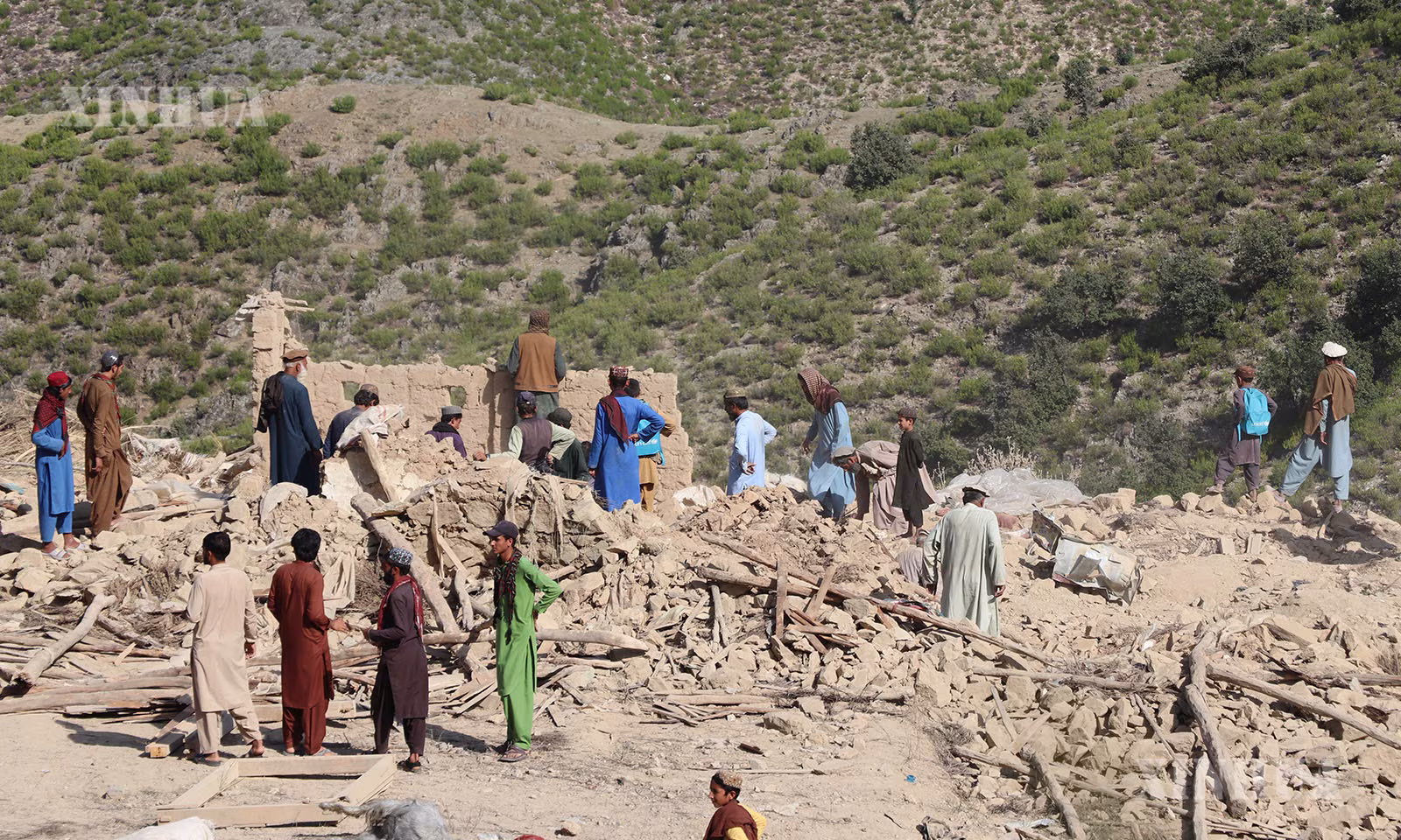 အာဖဂန်နစ္စတန်နိုင်ငံ Kunar ပြည်နယ်တွင် လေကြောင်းတိုက်ခိုက်မှုအပြီး အပျက်အစီးများအား ကြည့်ရှုနေသူများကို ၂၀၂၆ ခုနှစ် အောက်တိုဘာ ၁ ရက်က တွေ့ရစဉ် (ဆင်ဟွာ)