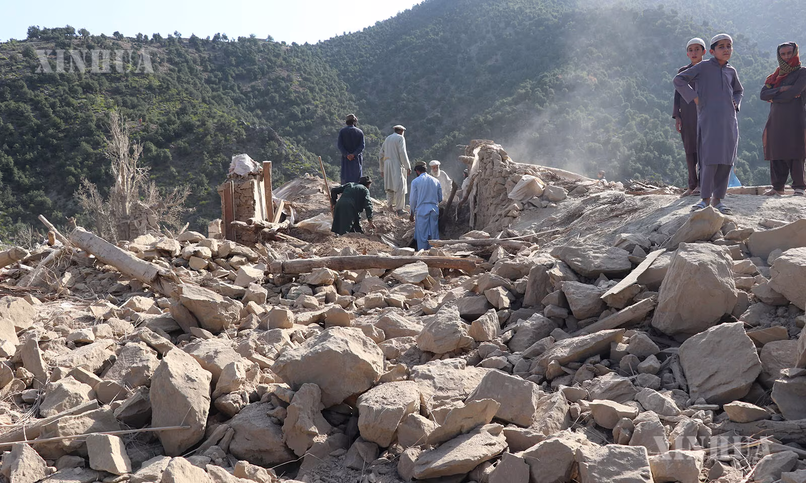 အာဖဂန်နစ္စတန်နိုင်ငံ Kunar ပြည်နယ်တွင် လေကြောင်းတိုက်ခိုက်မှုအပြီး အပျက်အစီးများအား ကြည့်ရှုနေသူများကို ၂၀၂၆ ခုနှစ် အောက်တိုဘာ ၁ ရက်က တွေ့ရစဉ် (ဆင်ဟွာ)