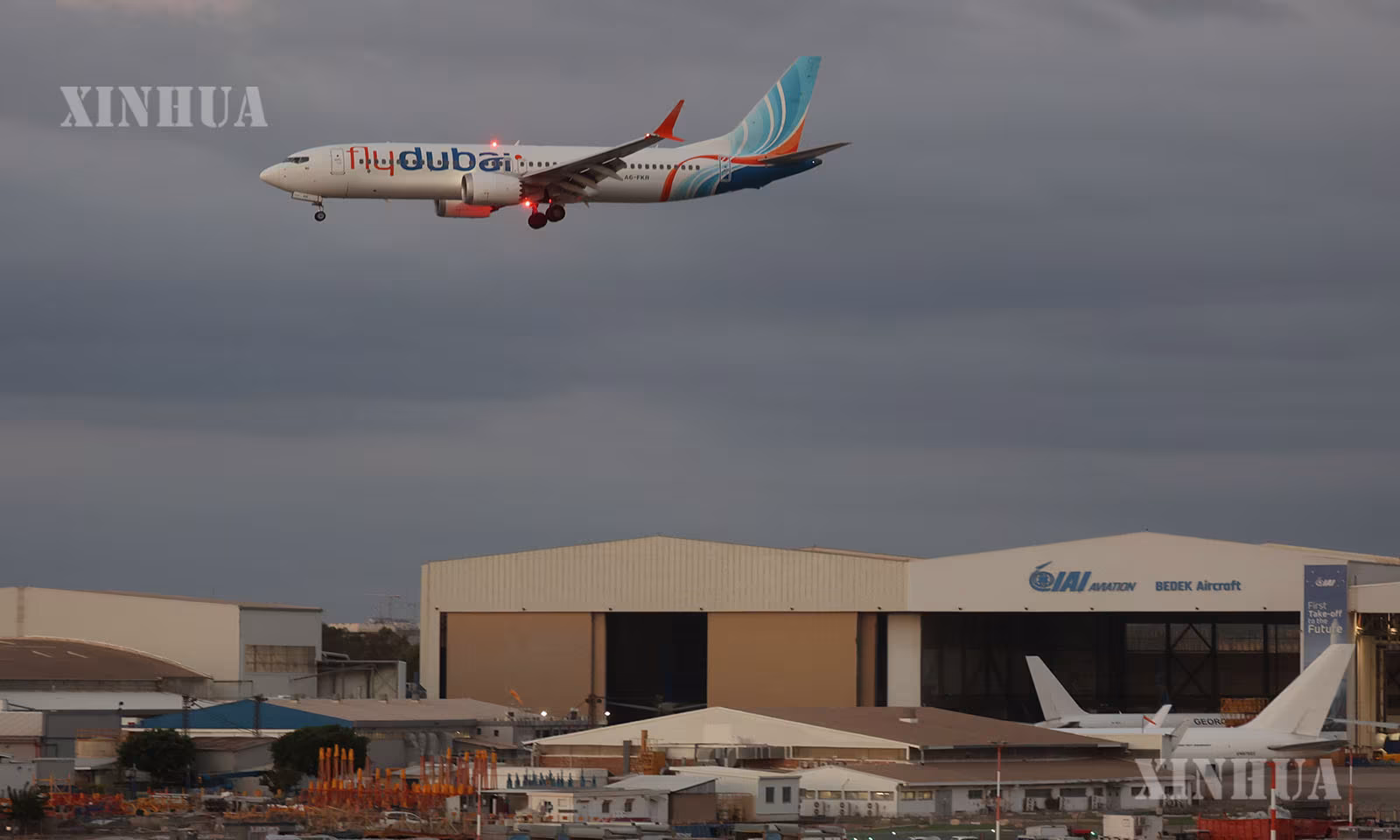 အချင်းဖြစ်ပွားသော Flydubai လေယာဉ်ပေါ်ပါ ခရီးသည်များအား တင်ဆောင်ထားသည့် အစားထိုးလေယာဉ်တစ်စင်း ၂၀၂၆ ခုနှစ် စက်တင်ဘာ ၃၀ ရက်တွင် အစ္စရေးနိုင်ငံ တဲလ်အဗစ်မြို့ရှိ Ben Gurion လေဆိပ်သို့ ဆိုက်ရောက်လာစဉ် (ဆင်ဟွာ)