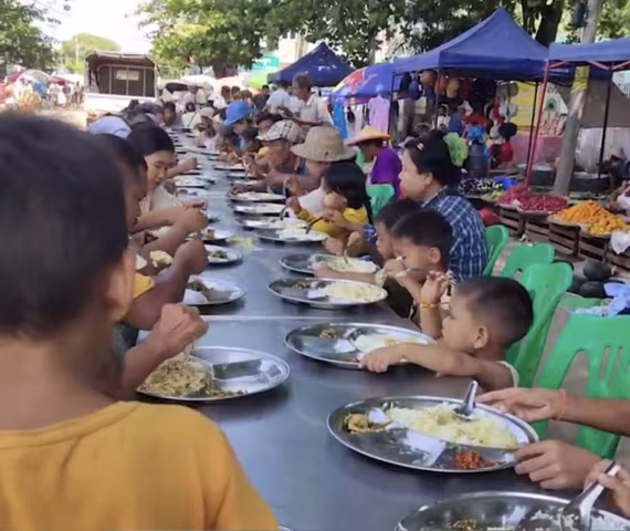မြန်မာနိုင်ငံ အောင်လံမြို့ မြို့မစျေးကြီးအနီး နေ့လယ်စာ ထမင်းအာဟာရဒါန ကျွေးမွေးနေမှု မြင်ကွင်းများ