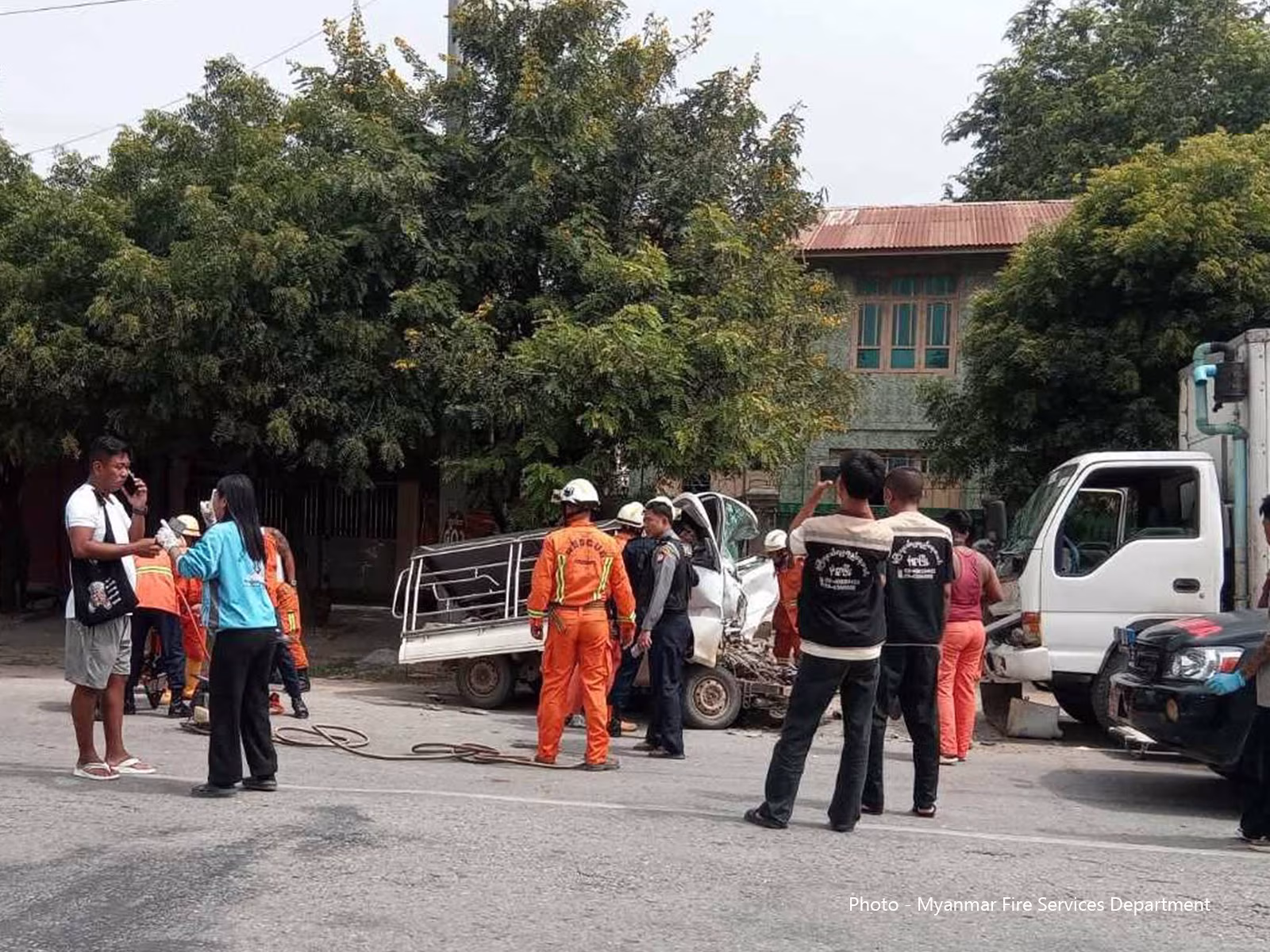 မြန်မာနိုင်ငံ စစ်ကိုင်းတိုင်းဒေသကြီး၊ စစ်ကိုင်းမြို့နယ်၊ ကျောက်ဆည်ကျေးရွာနှင့် ကုန်းကျေးရွာအနီး၊ မုံရွာ-မန္တလေးကားလမ်းတွင် ၂၀၂၆ ခုနှစ် အောက်တိုဘာ ၅ ရက်၌ ယာဉ်တိုက်မှုဖြစ်ပွားခဲ့သောနေရာ၌ ကယ်ဆယ်ရေးလုပ်ငန်းများ ဆောင်ရွက်နေသည်ကို တွေ့ရစဉ် (ဓာတ်ပုံ - Myanmar Fire Services Department)