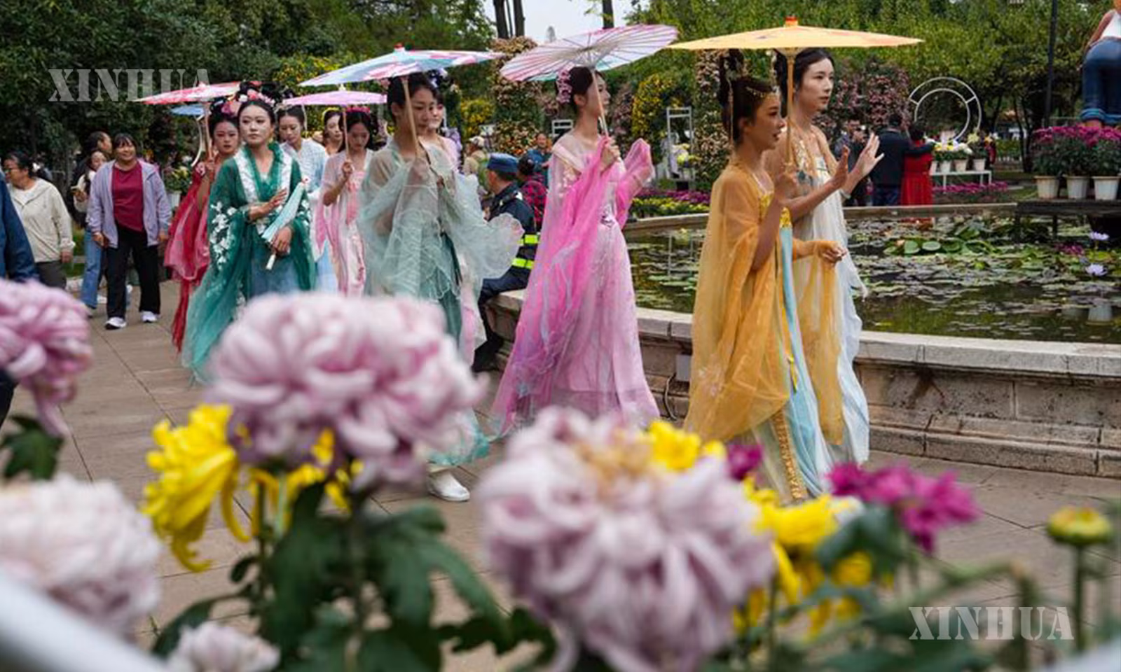 တရုတ်နိုင်ငံ ယူနန်ပြည်နယ် ကူမင်းမြို့ ၃၂ ကြိမ်မြောက် တာ့ကွမ်းဥယျာဉ် ရွှေရောင်ဆောင်းဦး ဂန္ဓမာပန်းယဉ်ကျေးမှုပြပွဲတွင် သရုပ်ဆောင်များ လှည့်လည်ပြသနေသည်ကို ၂၀၂၆ ခုနှစ် အောက်တိုဘာ ၆ ရက်က တွေ့ရစဉ် (ဆင်ဟွာ)