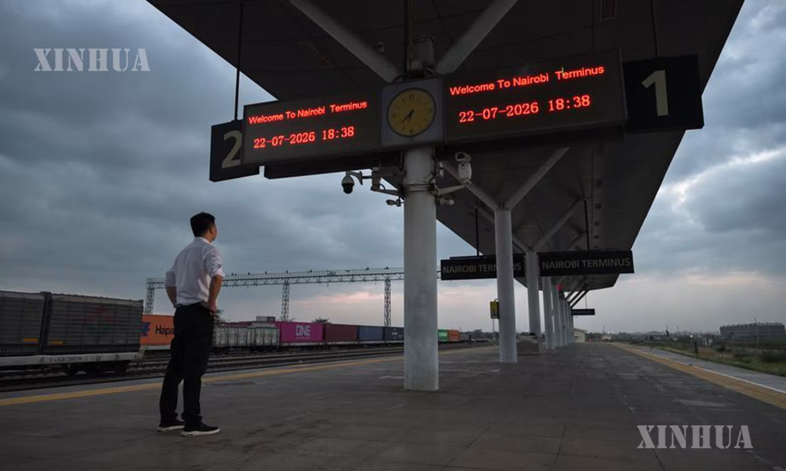 ကင်ညာနိုင်ငံ နိုင်ရိုဘီမြို့ရှိ မွမ်ဘာဆာ-နိုင်ရိုဘီ Standard Gauge Railway (SGR) ရထားလမ်း၏ နိုင်ရိုဘီ လမ်းဆုံးဘူတာရှိ စင်္ကြံတစ်ခု၌ အချက်အလက်ထုတ်ပြန်သော ဖန်သားပြင်ကို စစ်ဆေးနေသည့် ဆက်သွယ်ရေးအင်ဂျင်နီယာ ကျိုးကျွင့်ပင်း အား ၂၀၂၆ ခုနှစ် ဇူလိုင် ၂၂ ရက်က တွေ့ရစဉ် (ဆင်ဟွာ)