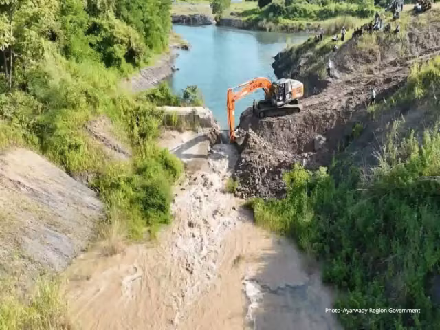 ဧရာ၀တီတိုင်းဒေသကြီးအတွင်းရှိ မမြရေလှောင်တမံ ကွဲအက်မှုကြောင့် ဆည်ရေ၀င်ရောက်နိုင်သည့် ကျေးရွာများမှ လူ ၉၀၀ ခန့် ပြောင်းရွှေ့