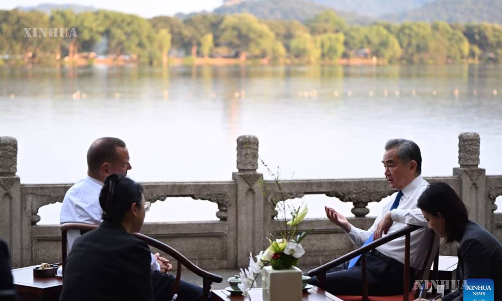 တရုတ်ကွန်မြူနစ်ပါတီ (CPC) ဗဟိုကော်မတီ နိုင်ငံရေးဗျူရိုအဖွဲ့ဝင်နှင့် ဗဟိုနိုင်ငံခြားရေးရာကော်မရှင်ရုံး အကြီးအကဲဖြစ်သူ ဝမ်ရိနှင့် ပြင်သစ်သမ္မတ၏ သံတမန်ရေးရာ အကြံပေးပုဂ္ဂိုလ် Emmanuel Bonne တို့က ၂၇ ကြိမ်မြောက် တရုတ်-ပြင်သစ် မဟာဗျူဟာမြောက် ဆွေးနွေးပွဲကို ၂၀၂၅ ခုနှစ် အောက်တိုဘာ ၁၅ ရက်က တရုတ်နိုင်ငံ အရှေ့ပိုင်း ကျဲ့ကျန်းပြည်နယ် ဟန်ကျိုးမြို့တွင် ပူးတွဲကျင်းပကြစဉ် (ဆင်ဟွာ)