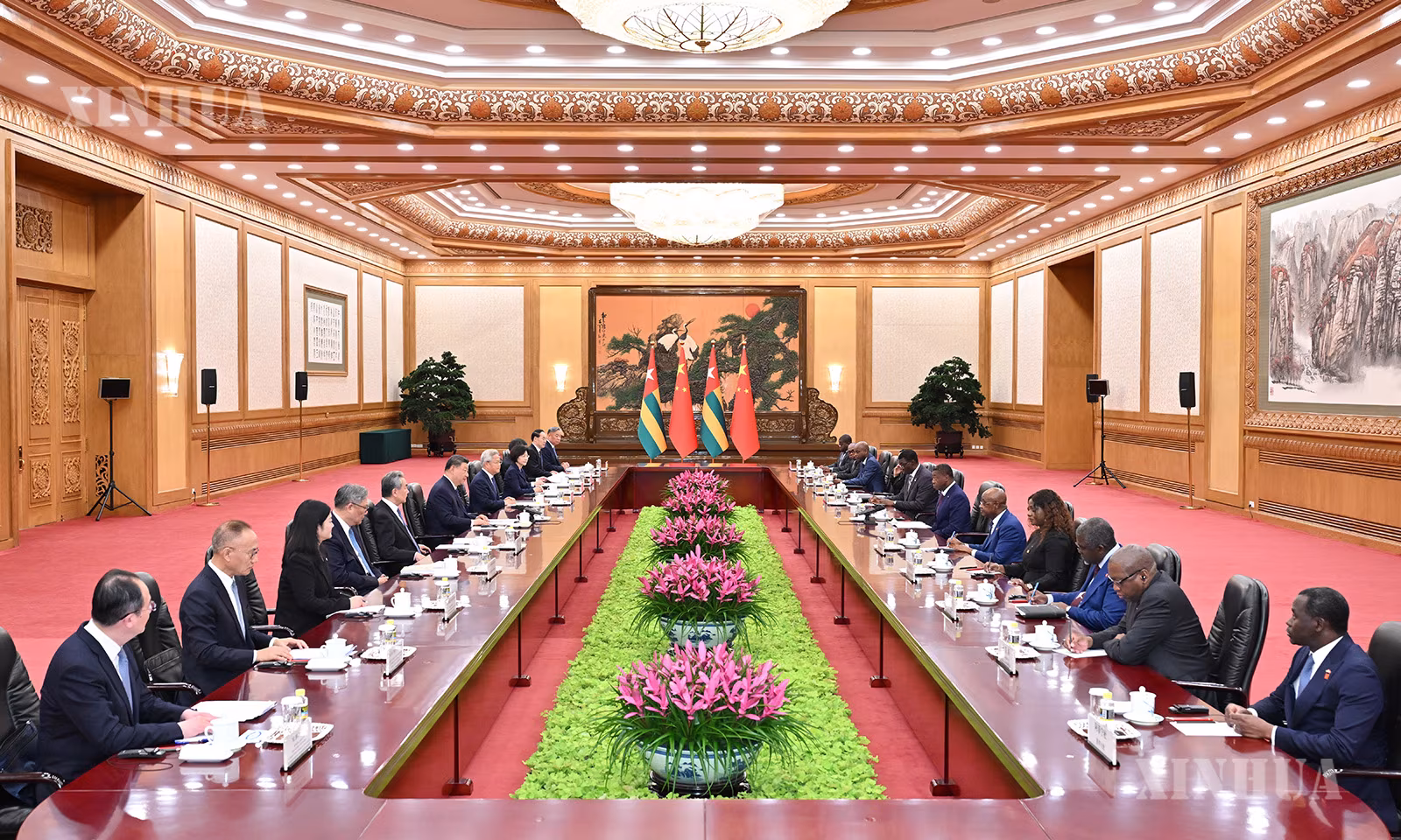 တရုတ်နိုင်ငံ သမ္မတ ရှီကျင့်ဖိန်နှင့် တရုတ်နိုင်ငံသို့ တရားဝင်ခရီးစဉ် လာရောက်သည့် တိုဂိုနိုင်ငံ ဝန်ကြီးများအစည်းအဝေး ဥက္ကဋ္ဌ Faure Essozimna Gnassingbé တို့ ၂၀၂၆ ခုနှစ် အောက်တိုဘာ ၁၃ ရက် ညနေပိုင်းတွင် တရုတ်နိုင်ငံ ပေကျင်းမြို့ ပြည်သူ့ခန်းမဆောင်၌ တွေ့ဆုံစဉ် (ဆင်ဟွာ)