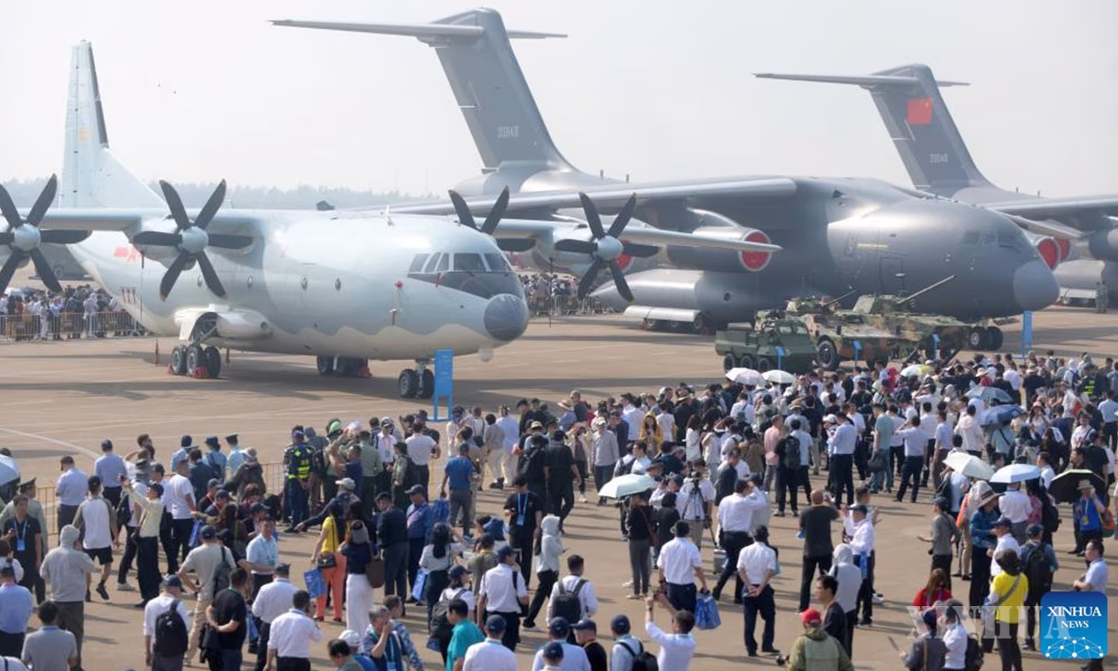 တရုတ်နိုင်ငံ တောင်ပိုင်း ကွမ်တုန်းပြည်နယ် ကျူးဟိုင်မြို့တွင် ကျင်းပသော တရုတ်လေကြောင်းပြပွဲသို့ လာရောက်ကြည့်ရှုသူများကို ၂၀၂၄ ခုနှစ် နိုဝင်ဘာ ၁၂ ရက်က တွေ့ရစဉ် (ဆင်ဟွာ)