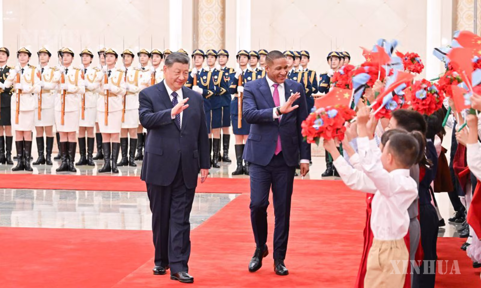 တရုတ်နိုင်ငံ သမ္မတ ရှီကျင့်ဖိန်က တရုတ်နိုင်ငံသို့ နိုင်ငံတော်ခရီးစဉ် ရောက်ရှိနေသည့် ဘော့ဆွာနာနိုင်ငံ သမ္မတ Duma Gideon Boko နှင့် ၂၀၂၆ ခုနှစ် အောက်တိုဘာ ၁၃ ရက် ညနေပိုင်းက ပေကျင်းမြို့ ပြည်သူ့ခန်းမဆောင်တွင် တွေ့ဆုံဆွေးနွေးပွဲမတိုင်မီ သမ္မတ ရှီကျင့်ဖိန်က Boko အား ပြည်သူ့ခန်းမဆောင် မြောက်ဘက်ခန်းမတွင် အခမ်းအနားဖြင့် ကြိုဆိုနေစဉ် (ဆင်ဟွာ)