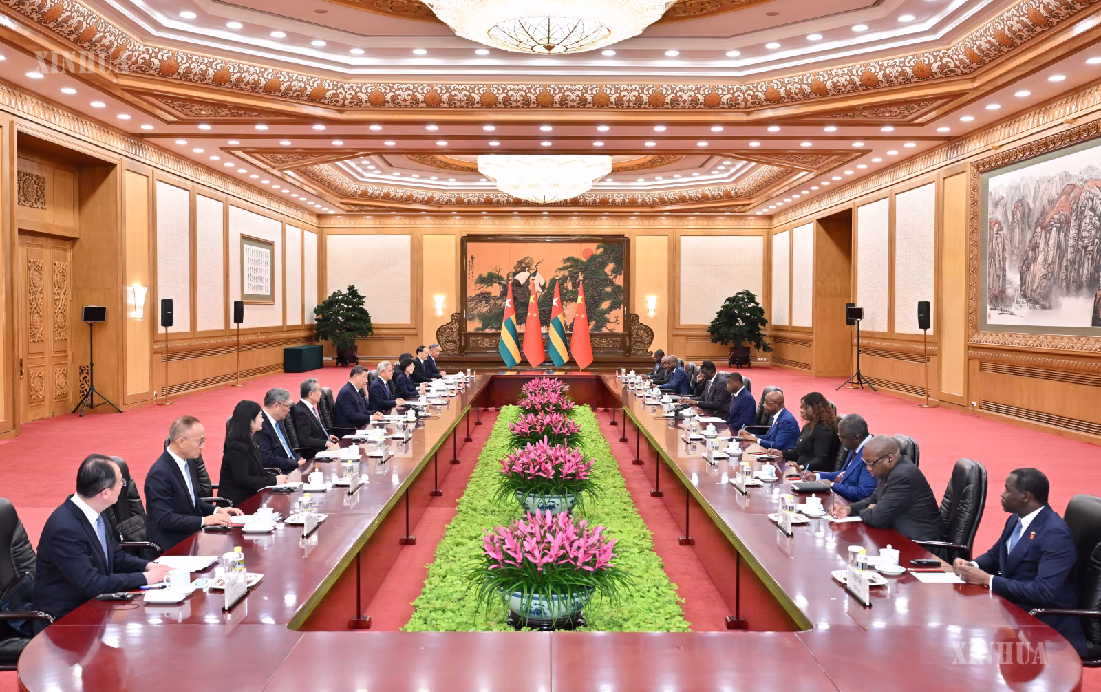 တရုတ်နိုင်ငံ သမ္မတ ရှီကျင့်ဖိန်နှင့် တရုတ်နိုင်ငံသို့ တရားဝင်ခရီးစဉ် လာရောက်သည့် တိုဂိုနိုင်ငံ ဝန်ကြီးများအစည်းအဝေး ဥက္ကဋ္ဌ Faure Essozimna Gnassingbé တို့ ၂၀၂၆ ခုနှစ် အောက်တိုဘာ ၁၃ ရက် ညနေပိုင်းတွင် တရုတ်နိုင်ငံ ပေကျင်းမြို့ ပြည်သူ့ခန်းမဆောင်၌ တွေ့ဆုံစဉ် (ဆင်ဟွာ)