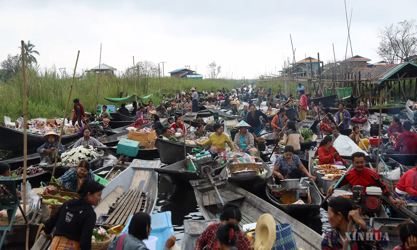 မြန်မာနိုင်ငံ ညောင်ရွှေမြို့နယ် အင်းလေးဒေသရှိ ကေလာရွာရေပေါ်စျေးမြင်ကွင်းကို ၂၀၂၆ ခုနှစ် အောက်တိုဘာ ၁၃ ရက်က တွေ့ရစဉ် (ဆင်ဟွာ)